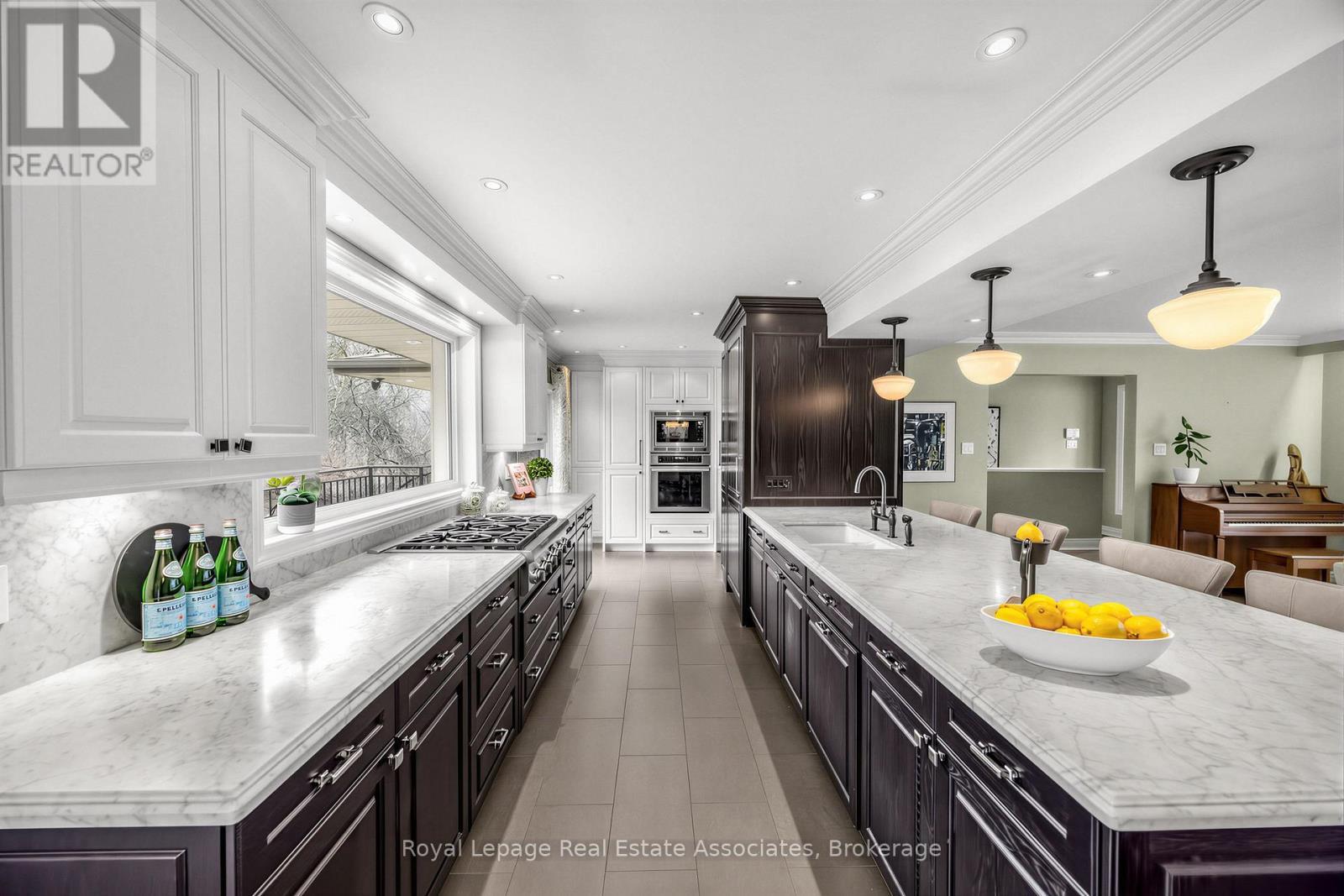 1561 Pinetree Crescent, Mississauga, ON - Indoor Photo Showing Kitchen With Upgraded Kitchen