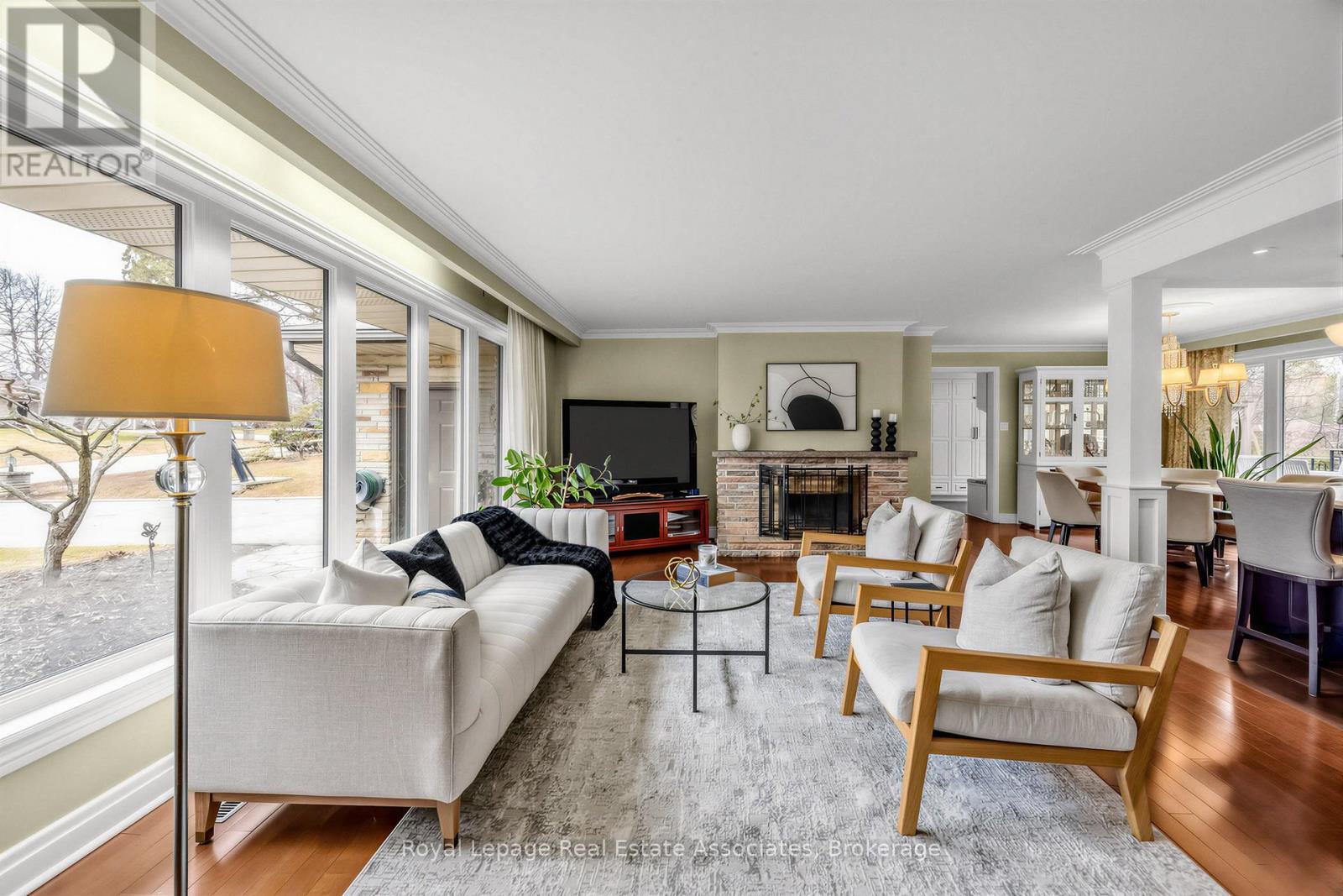 1561 Pinetree Crescent, Mississauga, ON - Indoor Photo Showing Living Room With Fireplace