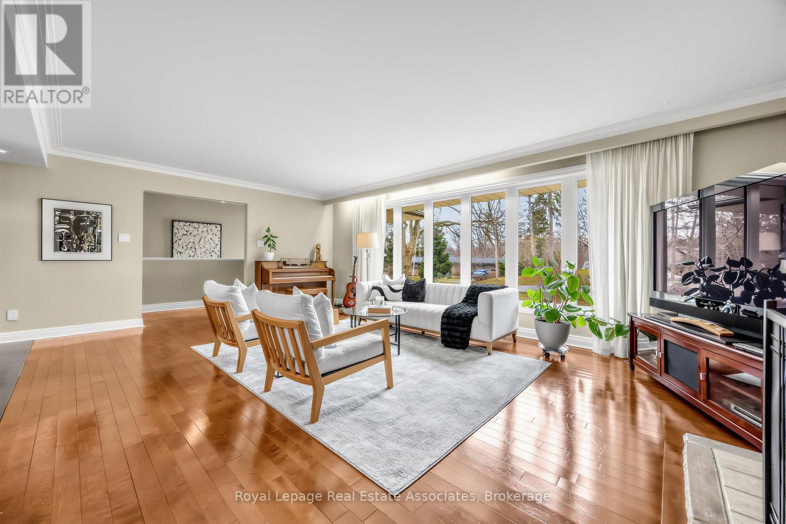 1561 Pinetree Crescent, Mississauga, ON - Indoor Photo Showing Living Room