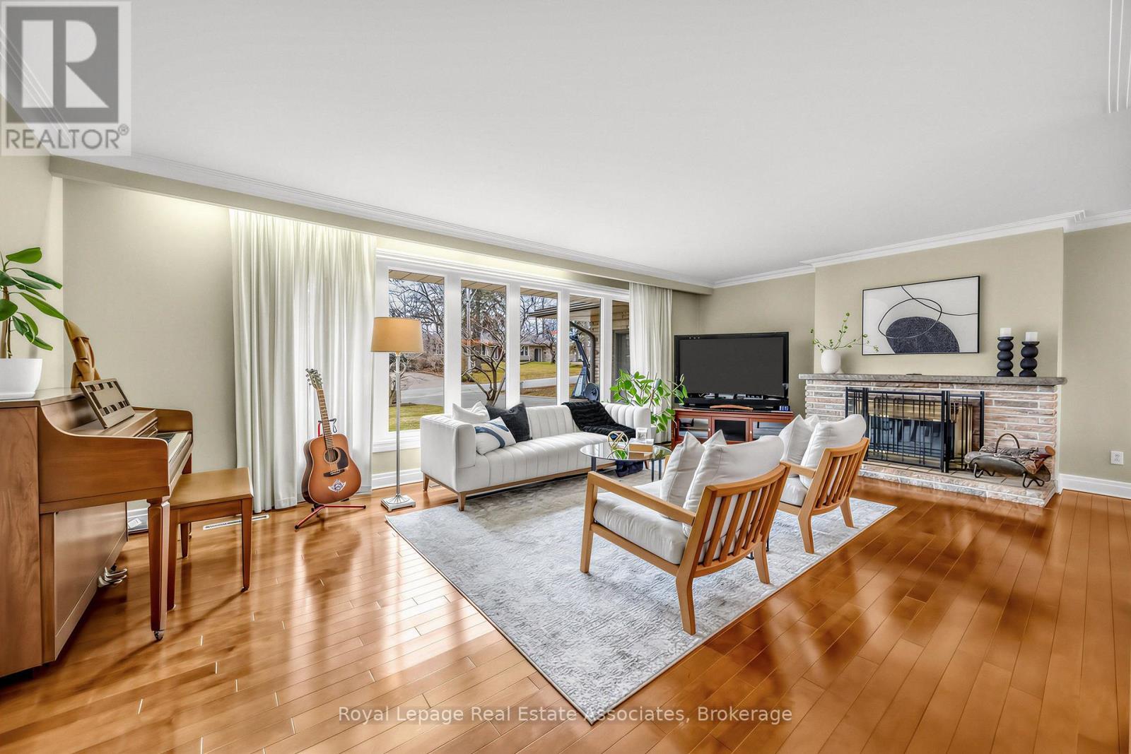 1561 Pinetree Crescent, Mississauga, ON - Indoor Photo Showing Living Room With Fireplace