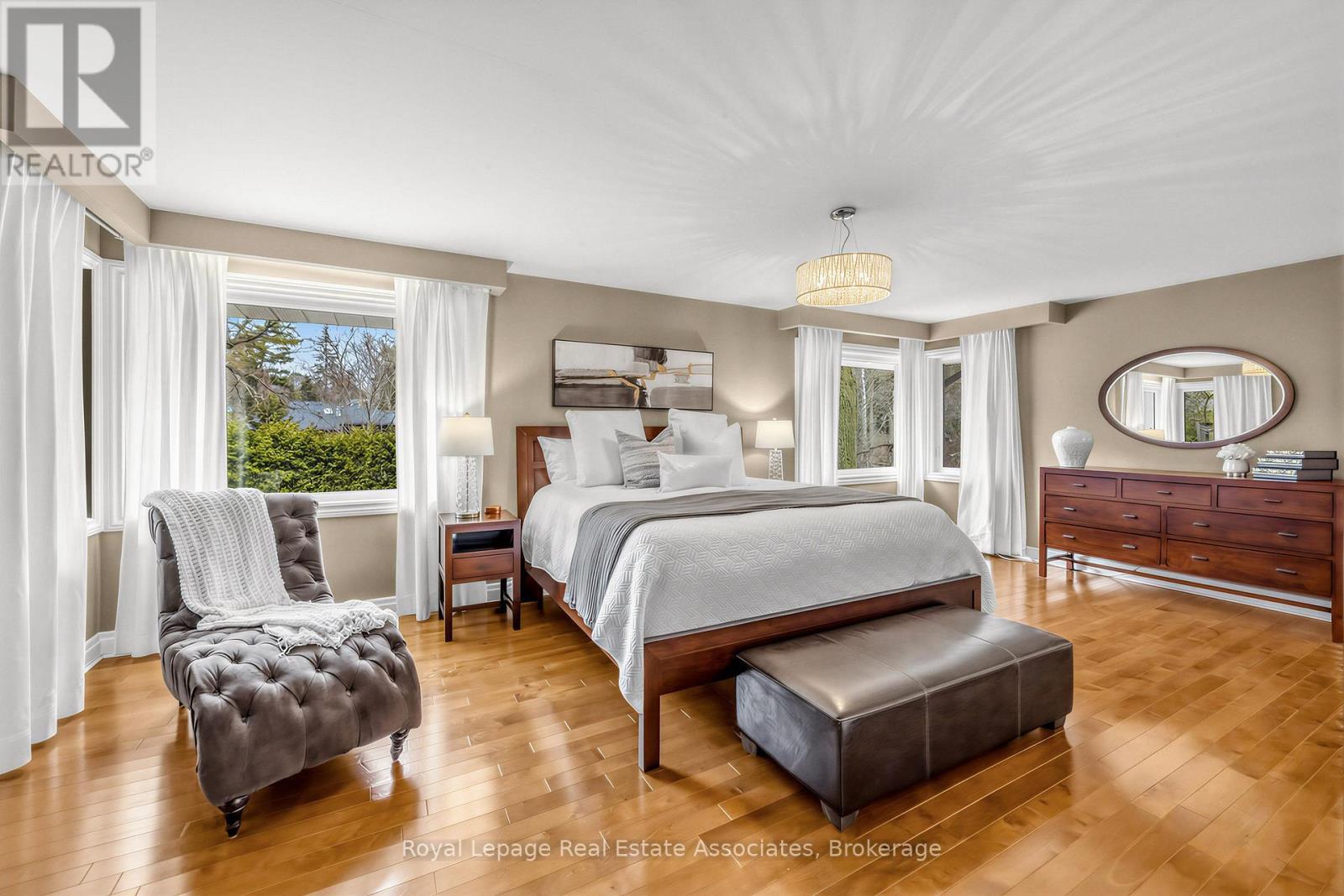 1561 Pinetree Crescent, Mississauga, ON - Indoor Photo Showing Bedroom