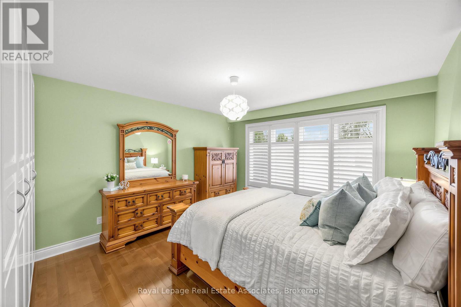 1561 Pinetree Crescent, Mississauga, ON - Indoor Photo Showing Bedroom