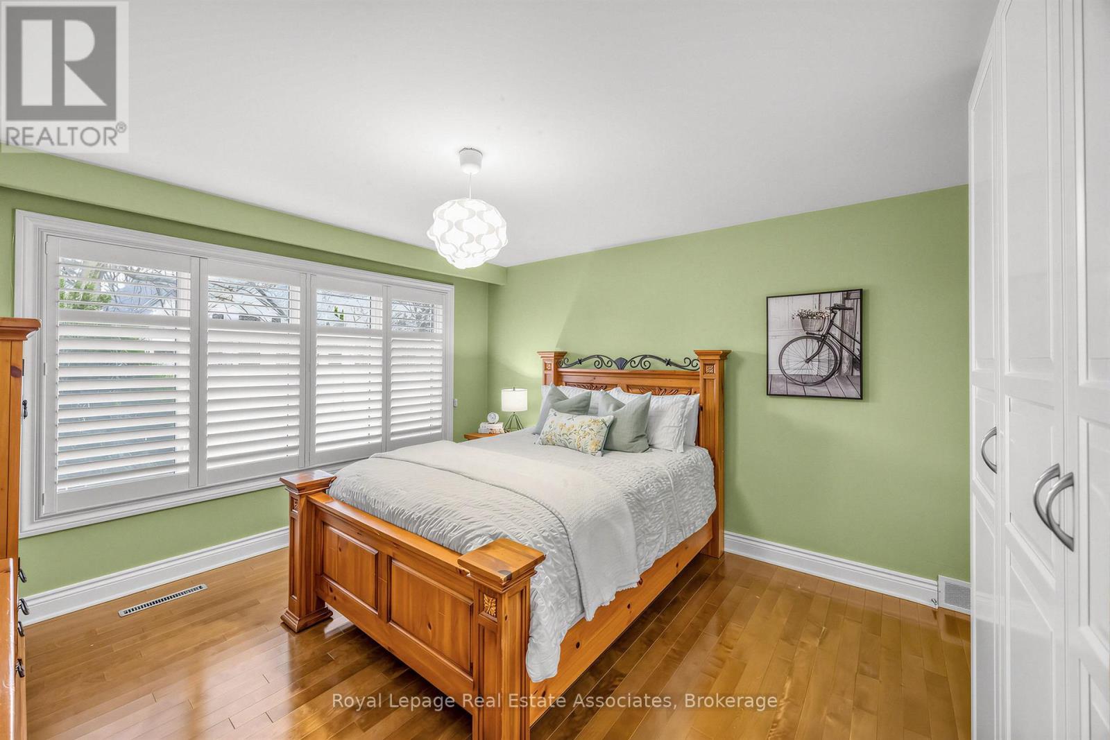 1561 Pinetree Crescent, Mississauga, ON - Indoor Photo Showing Bedroom