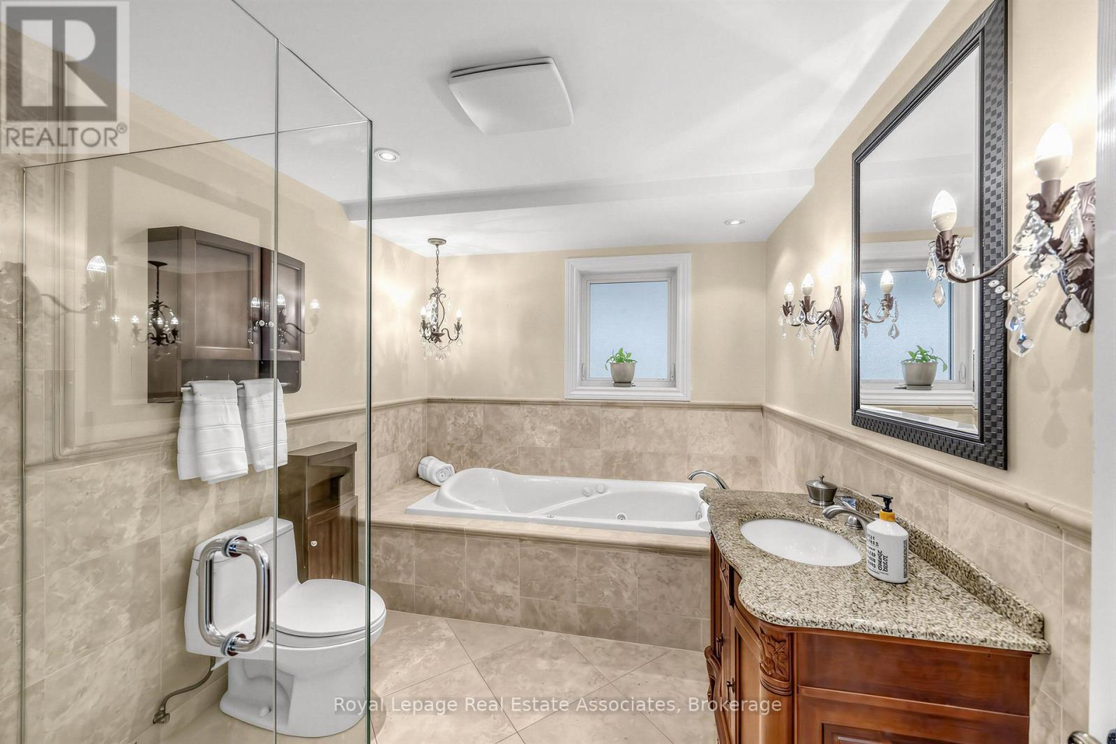 1561 Pinetree Crescent, Mississauga, ON - Indoor Photo Showing Bathroom