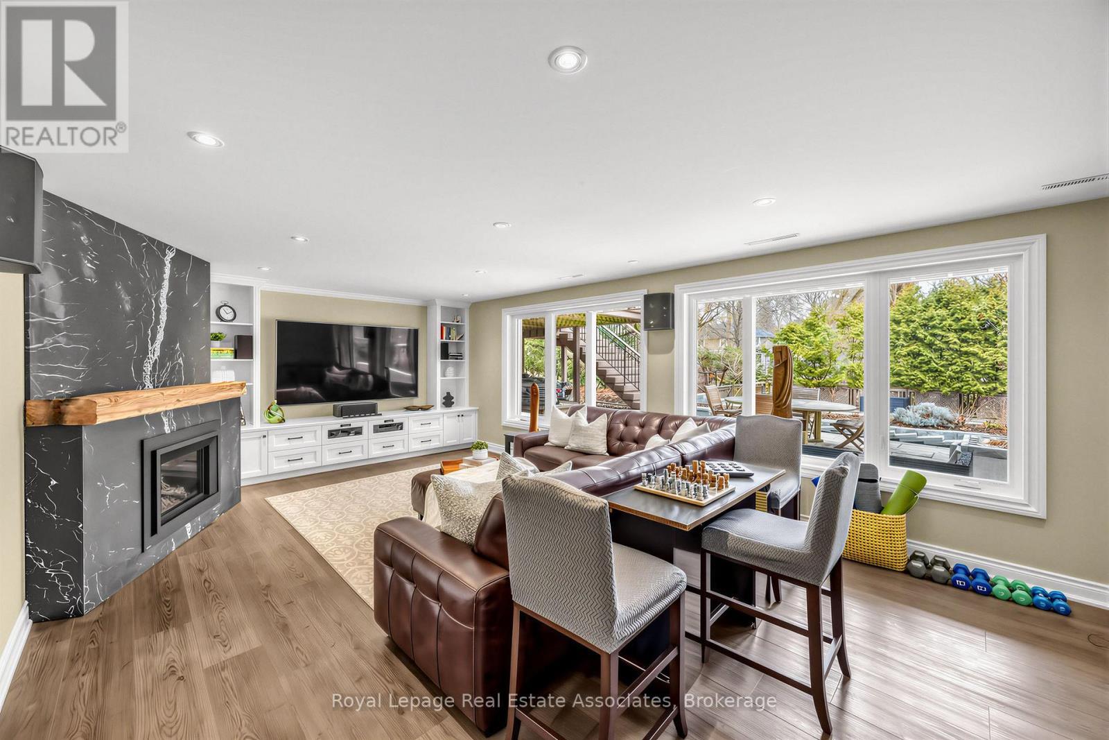 1561 Pinetree Crescent, Mississauga, ON - Indoor Photo Showing Living Room With Fireplace