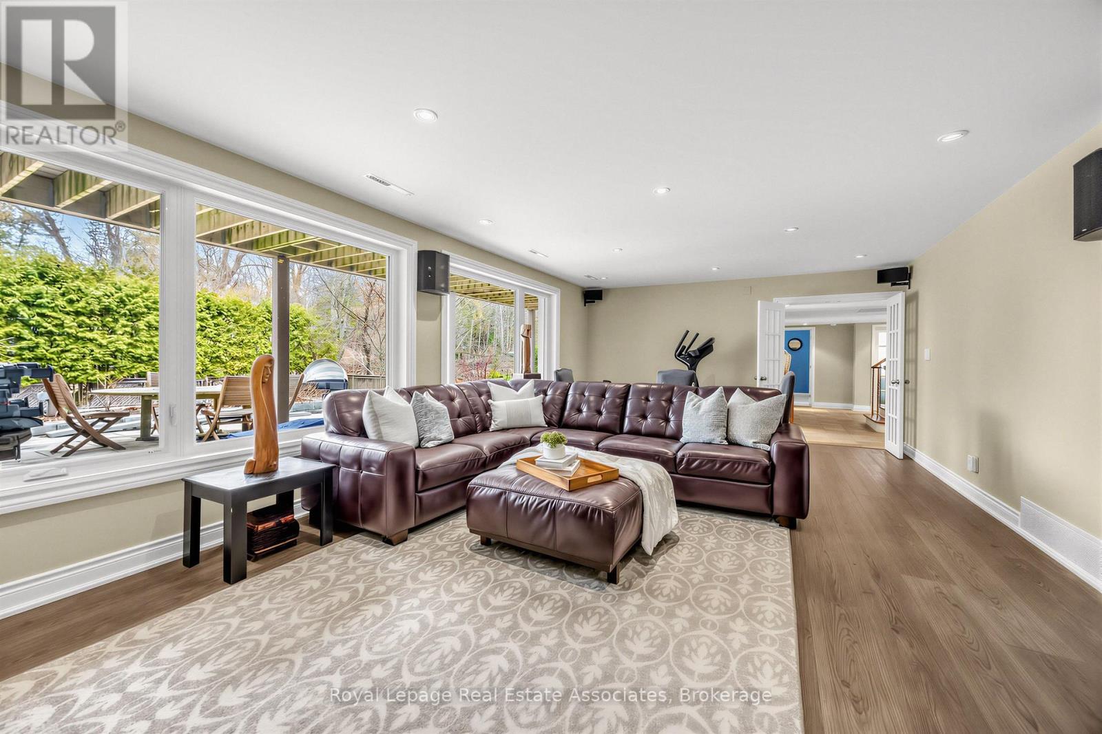 1561 Pinetree Crescent, Mississauga, ON - Indoor Photo Showing Living Room
