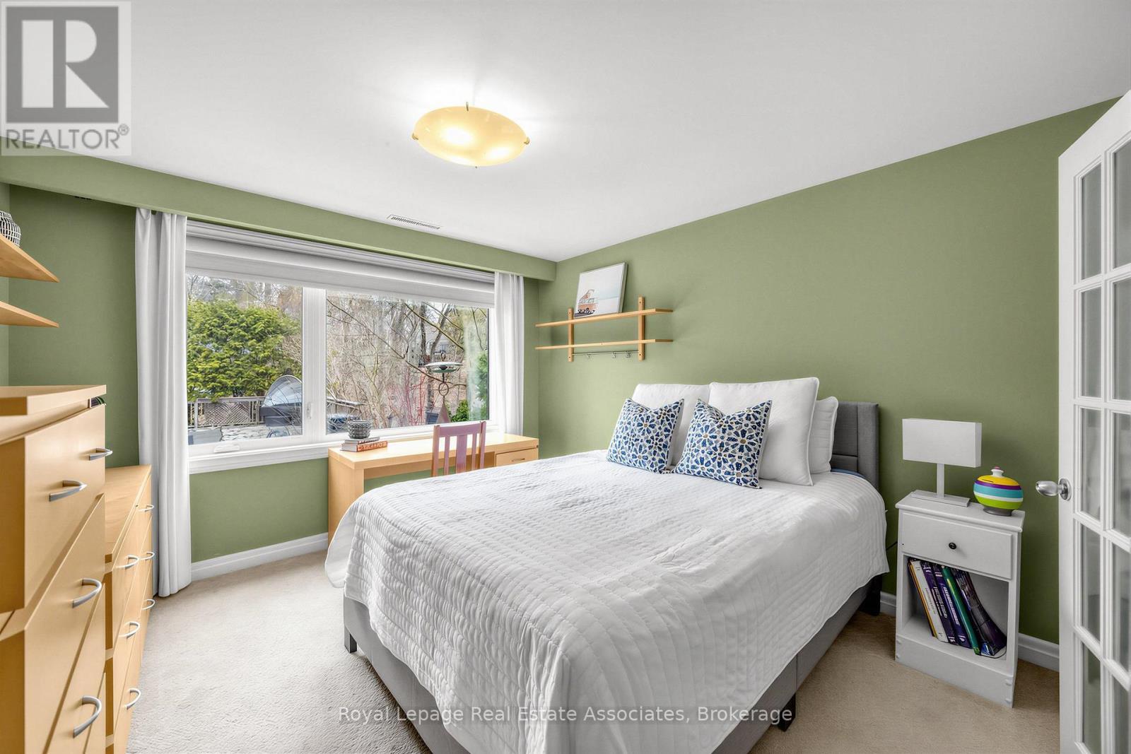 1561 Pinetree Crescent, Mississauga, ON - Indoor Photo Showing Bedroom