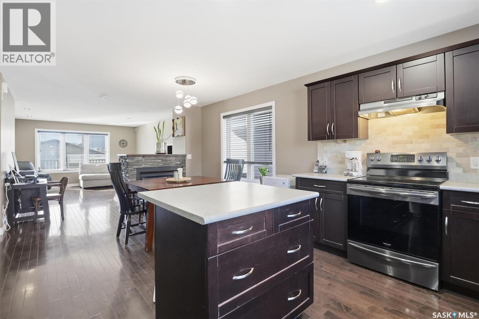 330 Lynd Lane, Saskatoon, SK - Indoor Photo Showing Kitchen