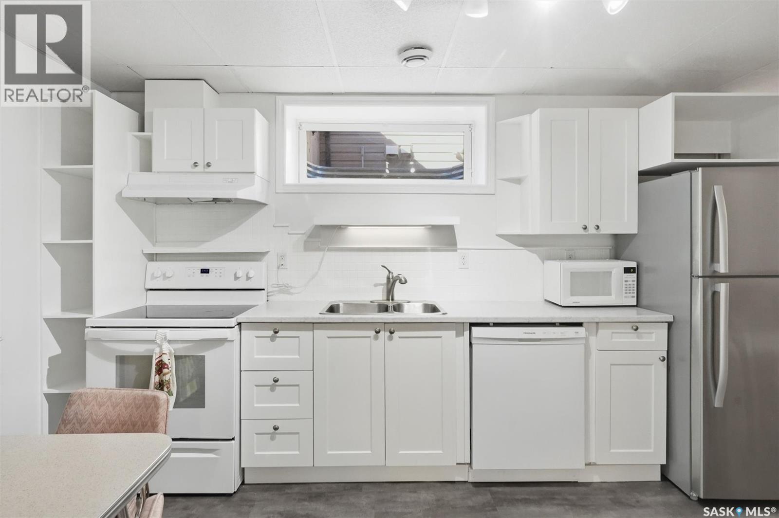 330 Lynd Lane, Saskatoon, SK - Indoor Photo Showing Kitchen With Double Sink