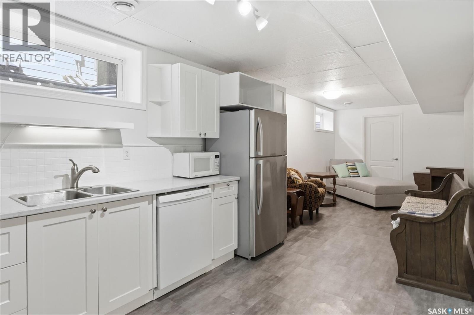 330 Lynd Lane, Saskatoon, SK - Indoor Photo Showing Kitchen With Double Sink