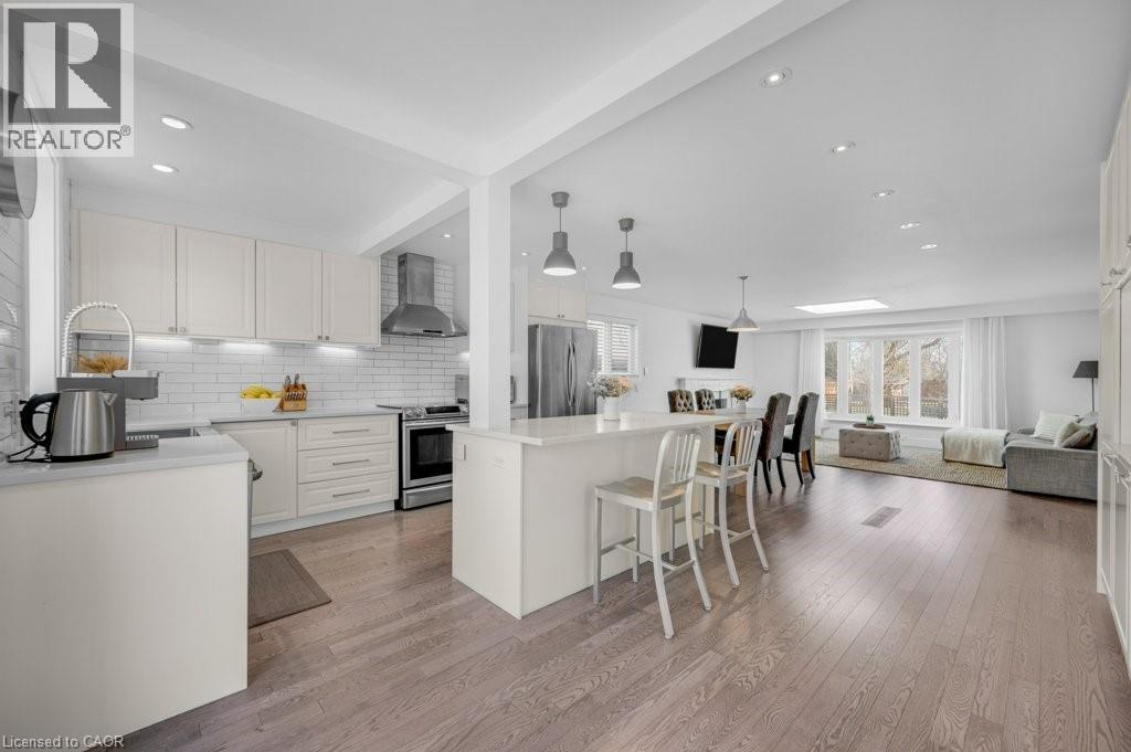628 Ardleigh Crescent, Burlington, ON - Indoor Photo Showing Kitchen With Upgraded Kitchen