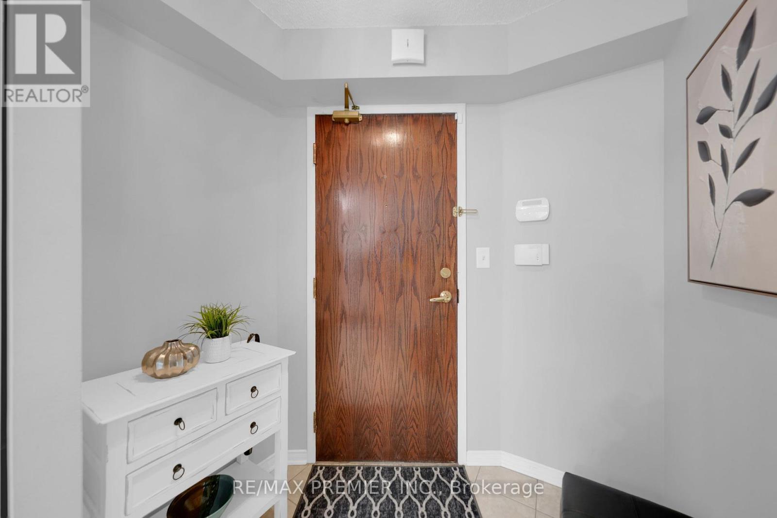 220 - 51 Baffin Court, Richmond Hill, ON - Indoor
