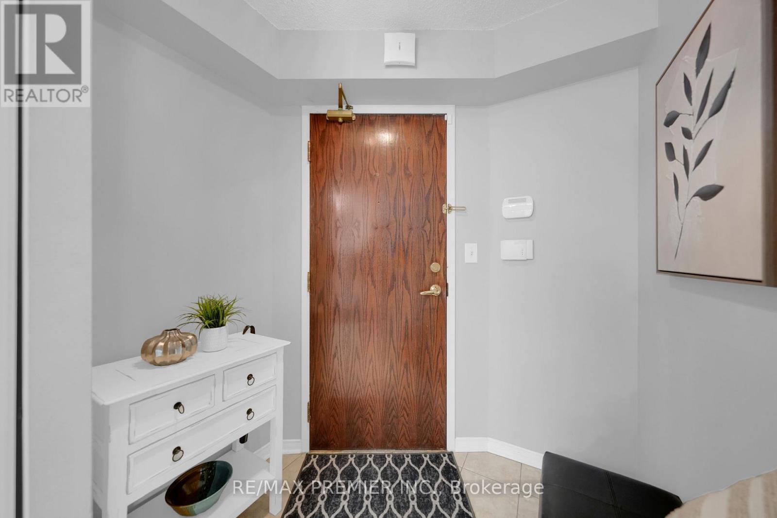 220 - 51 Baffin Court, Richmond Hill, ON - Indoor