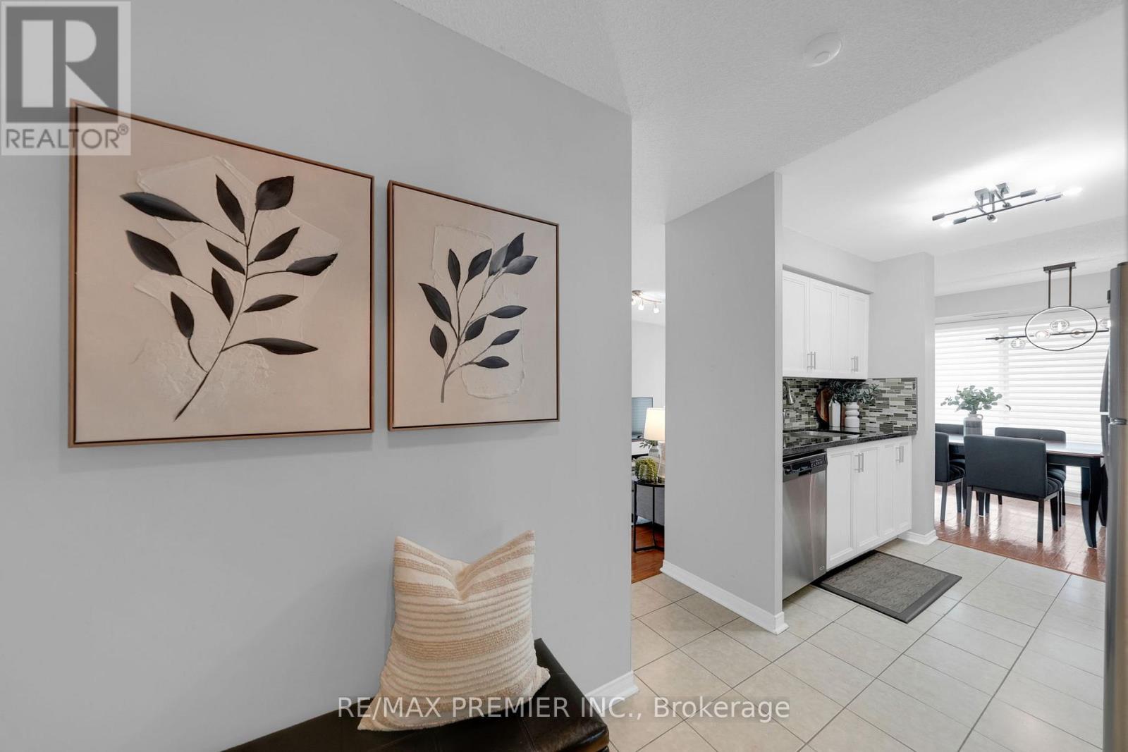 220 - 51 Baffin Court, Richmond Hill, ON - Indoor