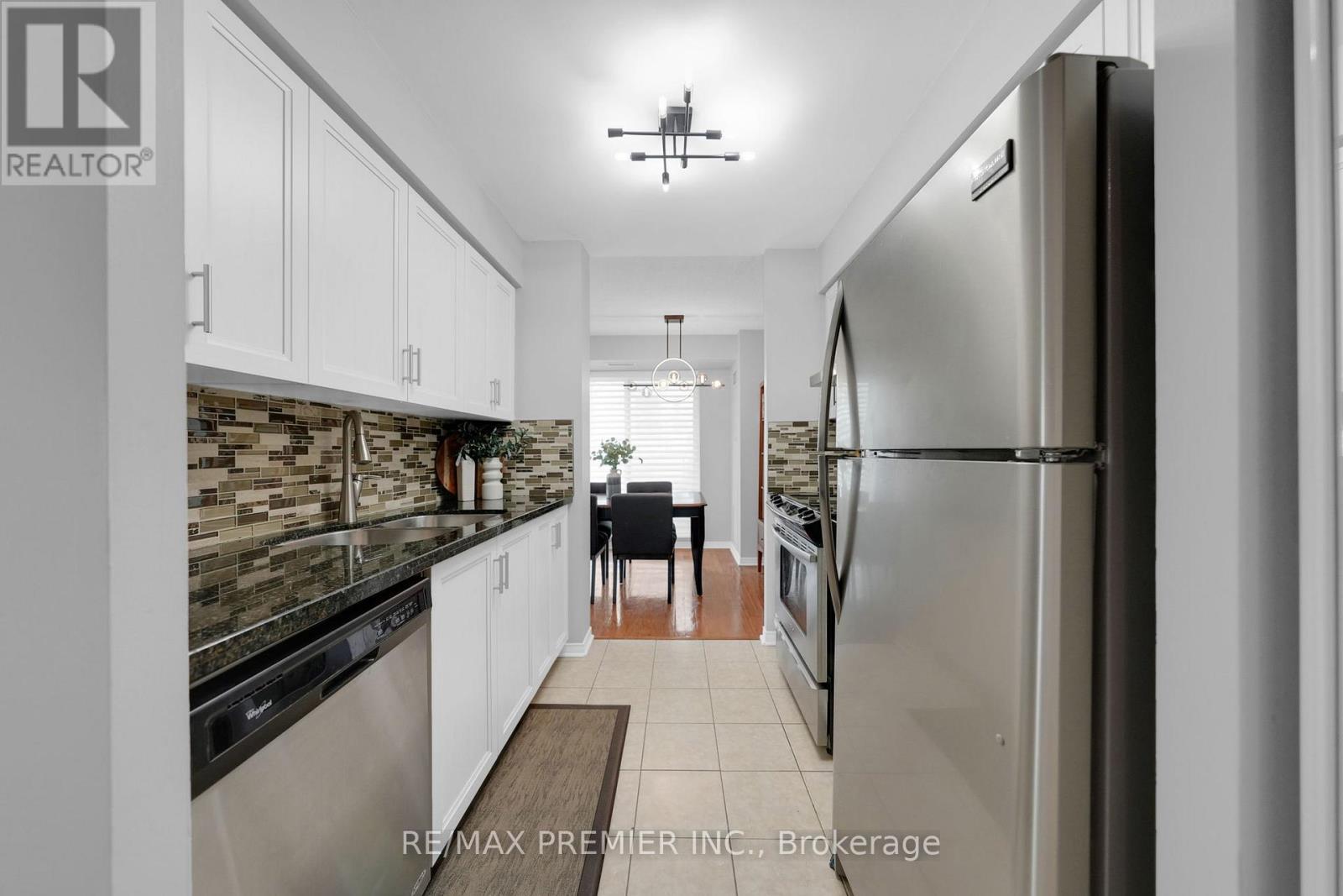 220 - 51 Baffin Court, Richmond Hill, ON - Indoor Photo Showing Kitchen