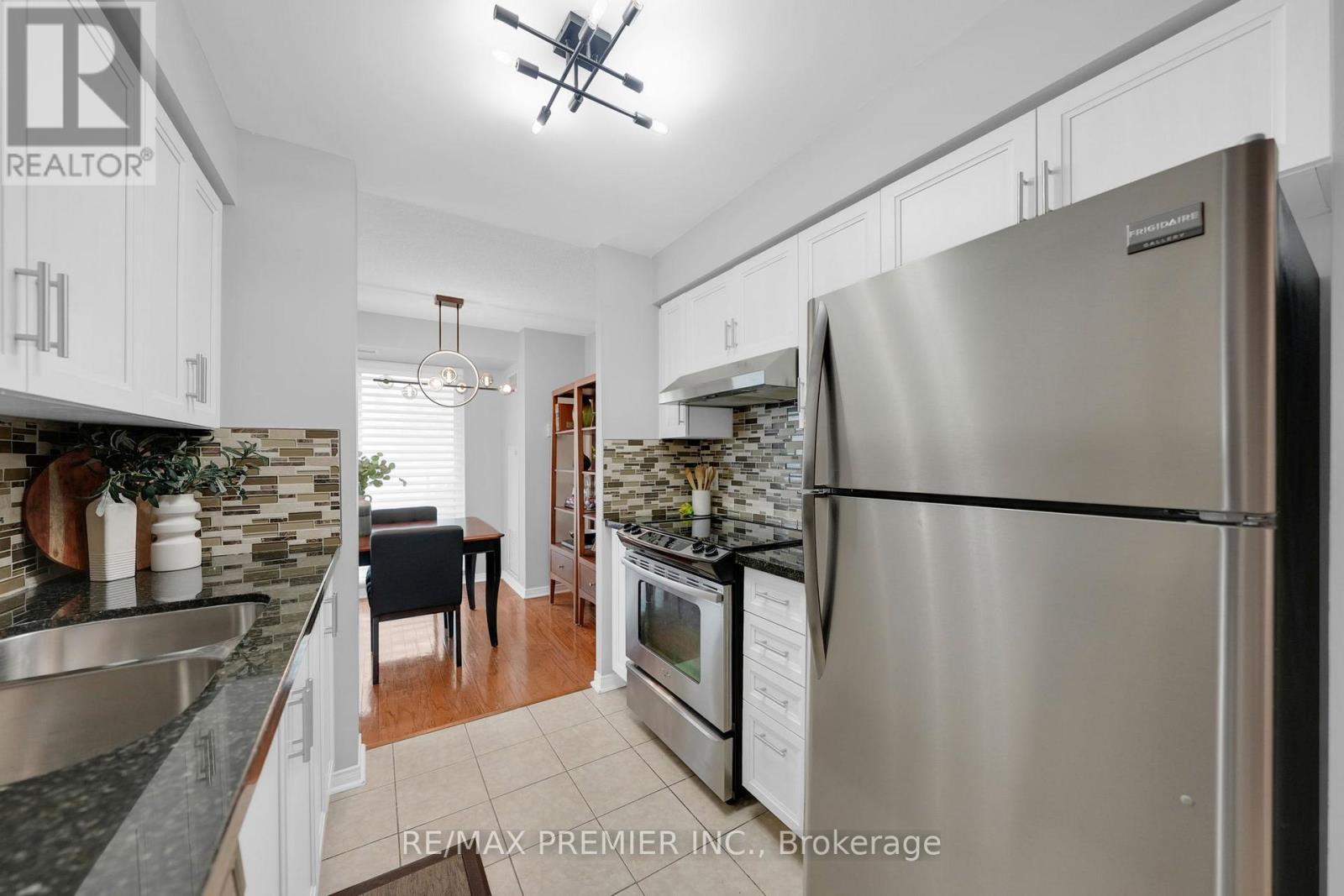 220 - 51 Baffin Court, Richmond Hill, ON - Indoor Photo Showing Kitchen With Double Sink With Upgraded Kitchen