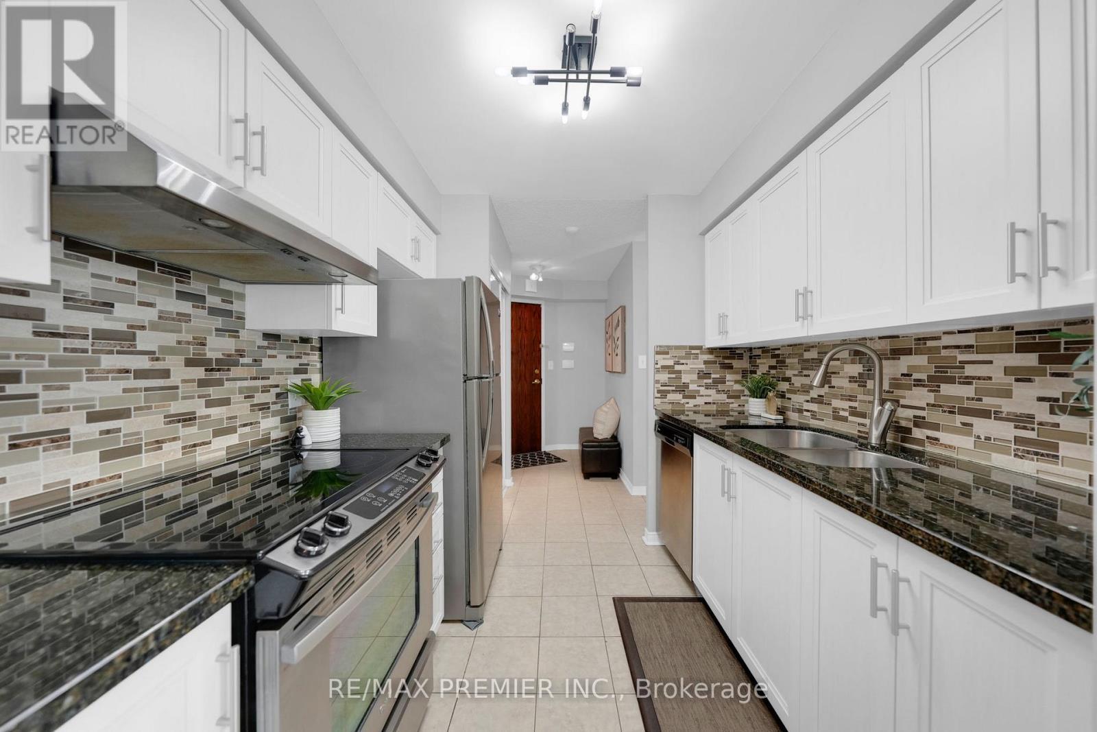 220 - 51 Baffin Court, Richmond Hill, ON - Indoor Photo Showing Kitchen With Upgraded Kitchen