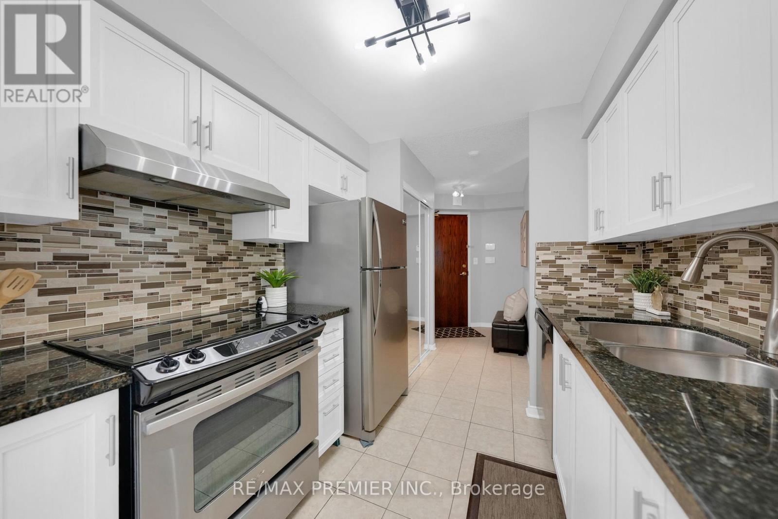 220 - 51 Baffin Court, Richmond Hill, ON - Indoor Photo Showing Kitchen With Double Sink With Upgraded Kitchen