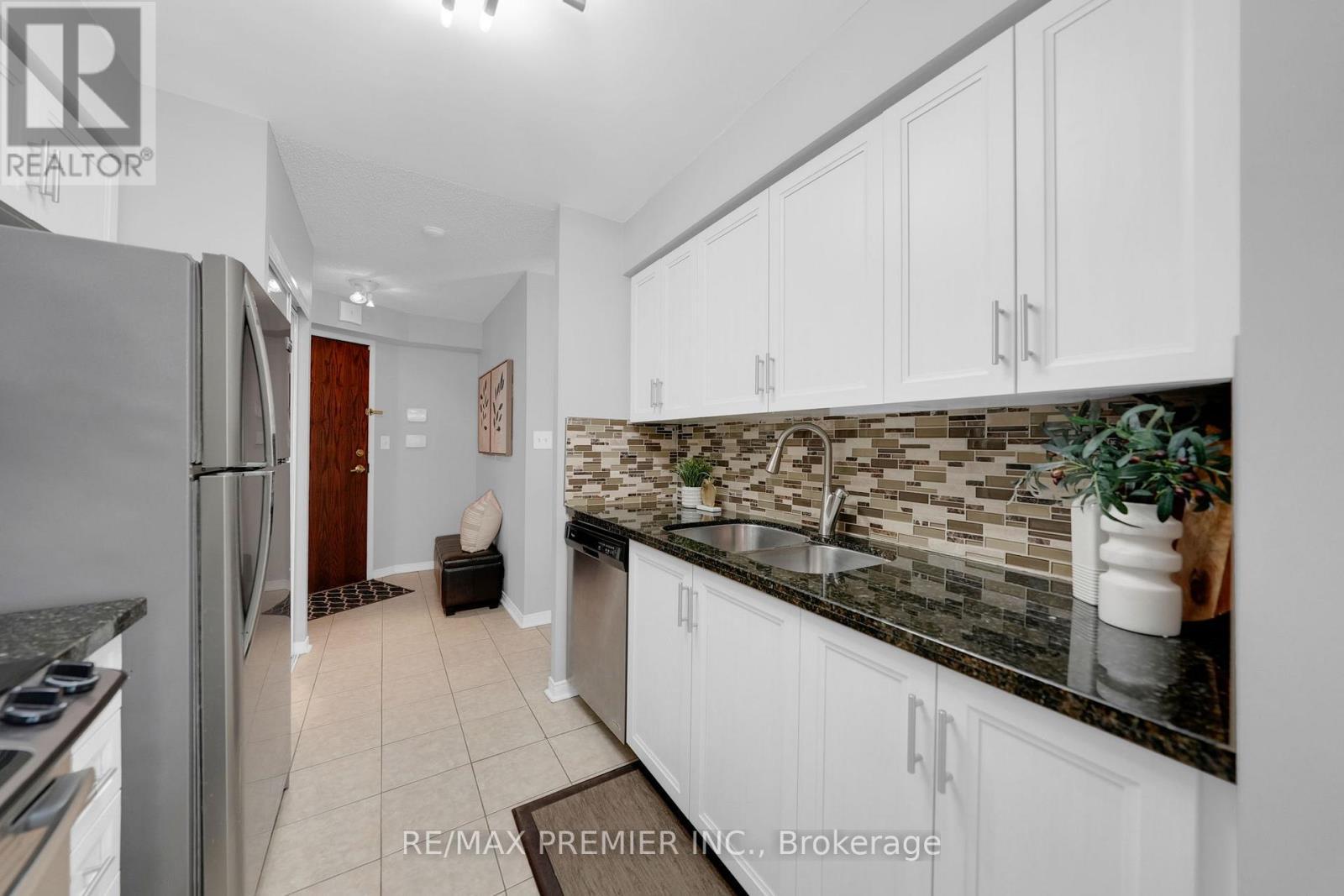 220 - 51 Baffin Court, Richmond Hill, ON - Indoor Photo Showing Kitchen With Double Sink