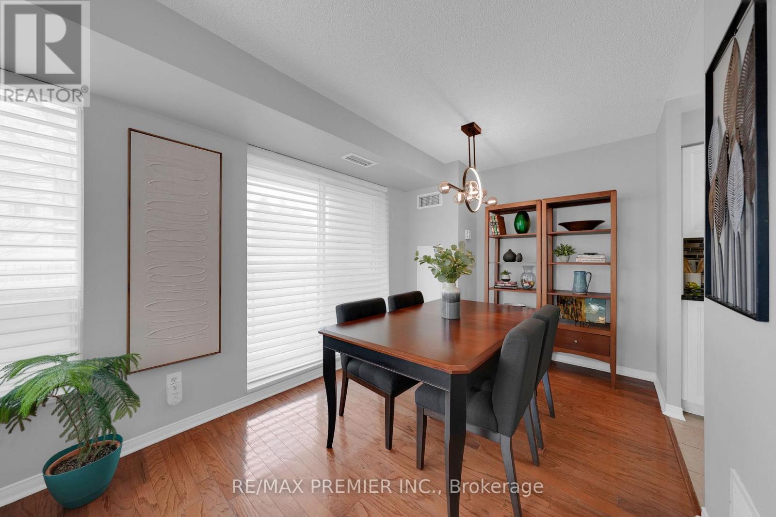 220 - 51 Baffin Court, Richmond Hill, ON - Indoor Photo Showing Dining Room