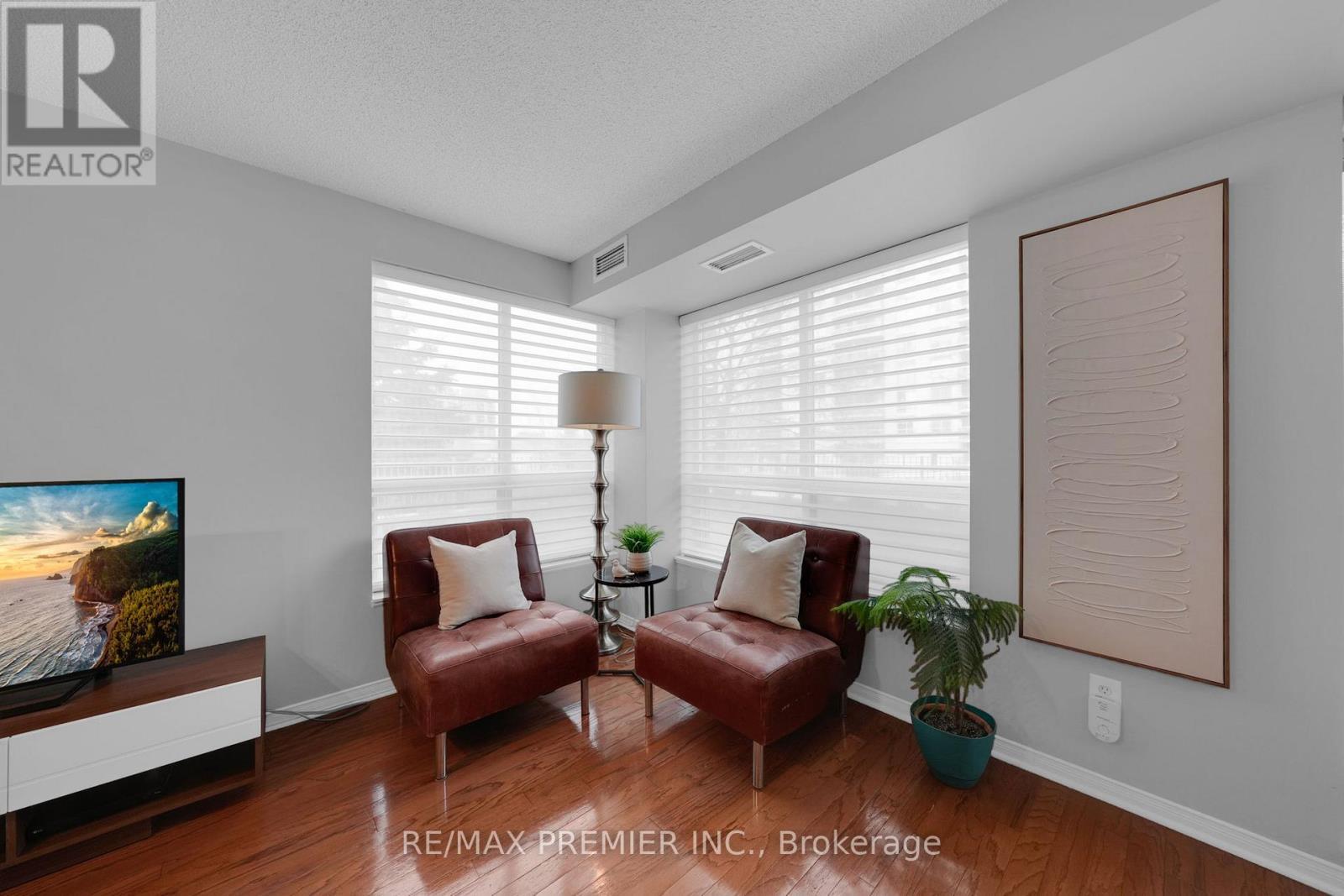 220 - 51 Baffin Court, Richmond Hill, ON - Indoor