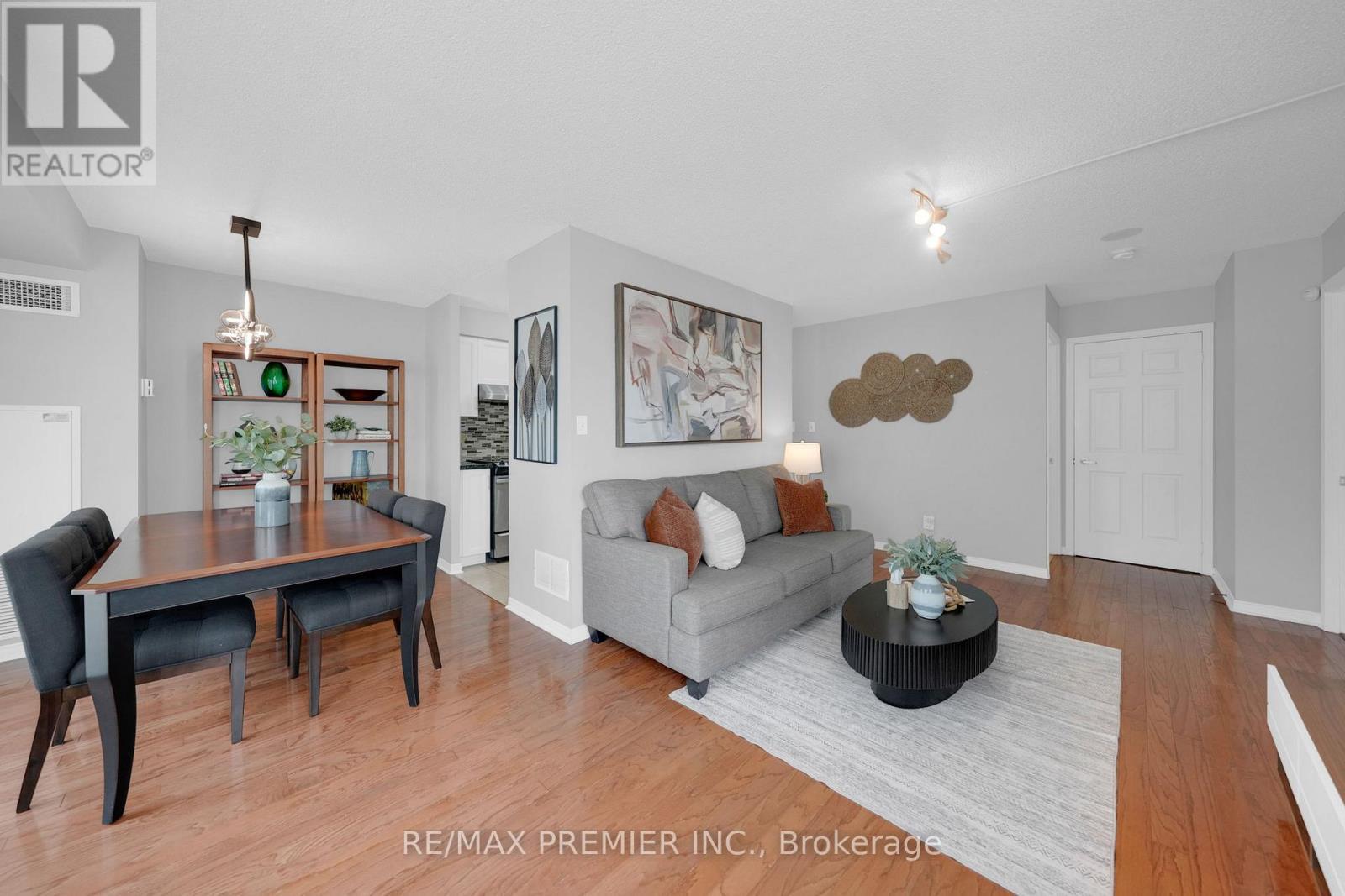 220 - 51 Baffin Court, Richmond Hill, ON - Indoor