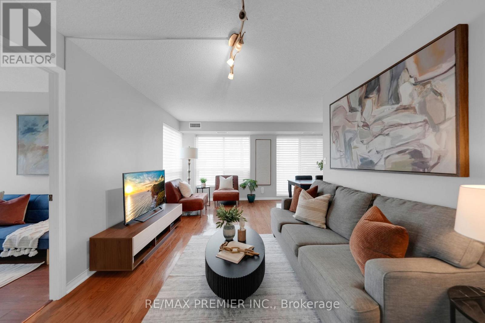 220 - 51 Baffin Court, Richmond Hill, ON - Indoor Photo Showing Living Room