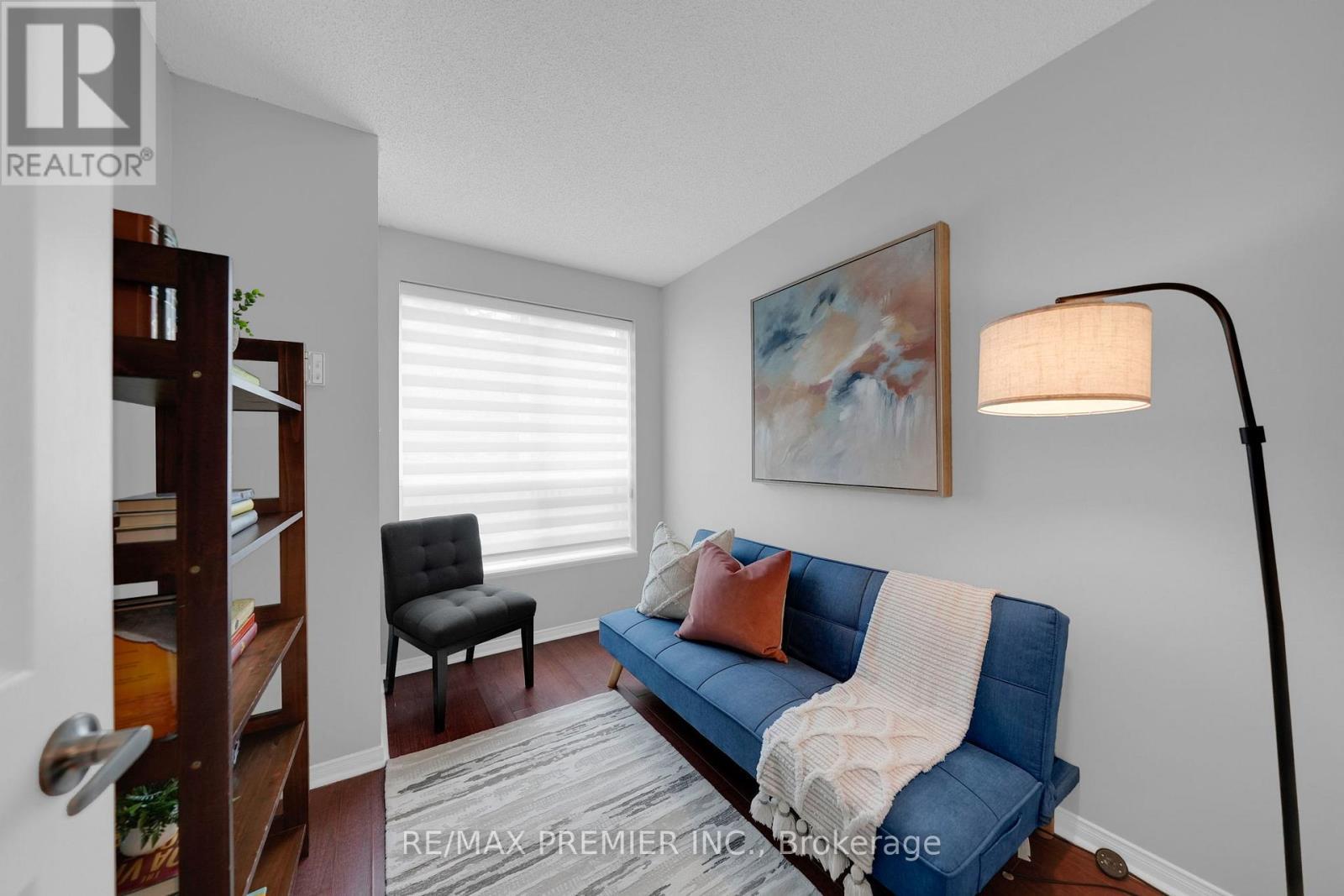 220 - 51 Baffin Court, Richmond Hill, ON - Indoor