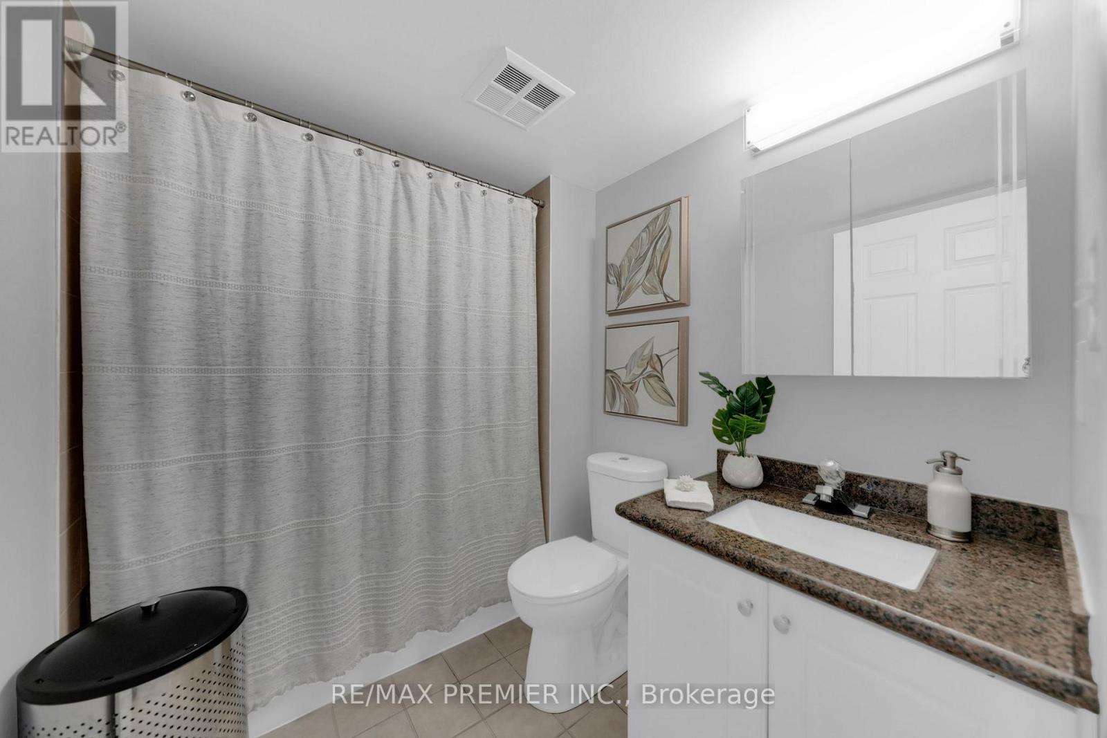 220 - 51 Baffin Court, Richmond Hill, ON - Indoor Photo Showing Bathroom