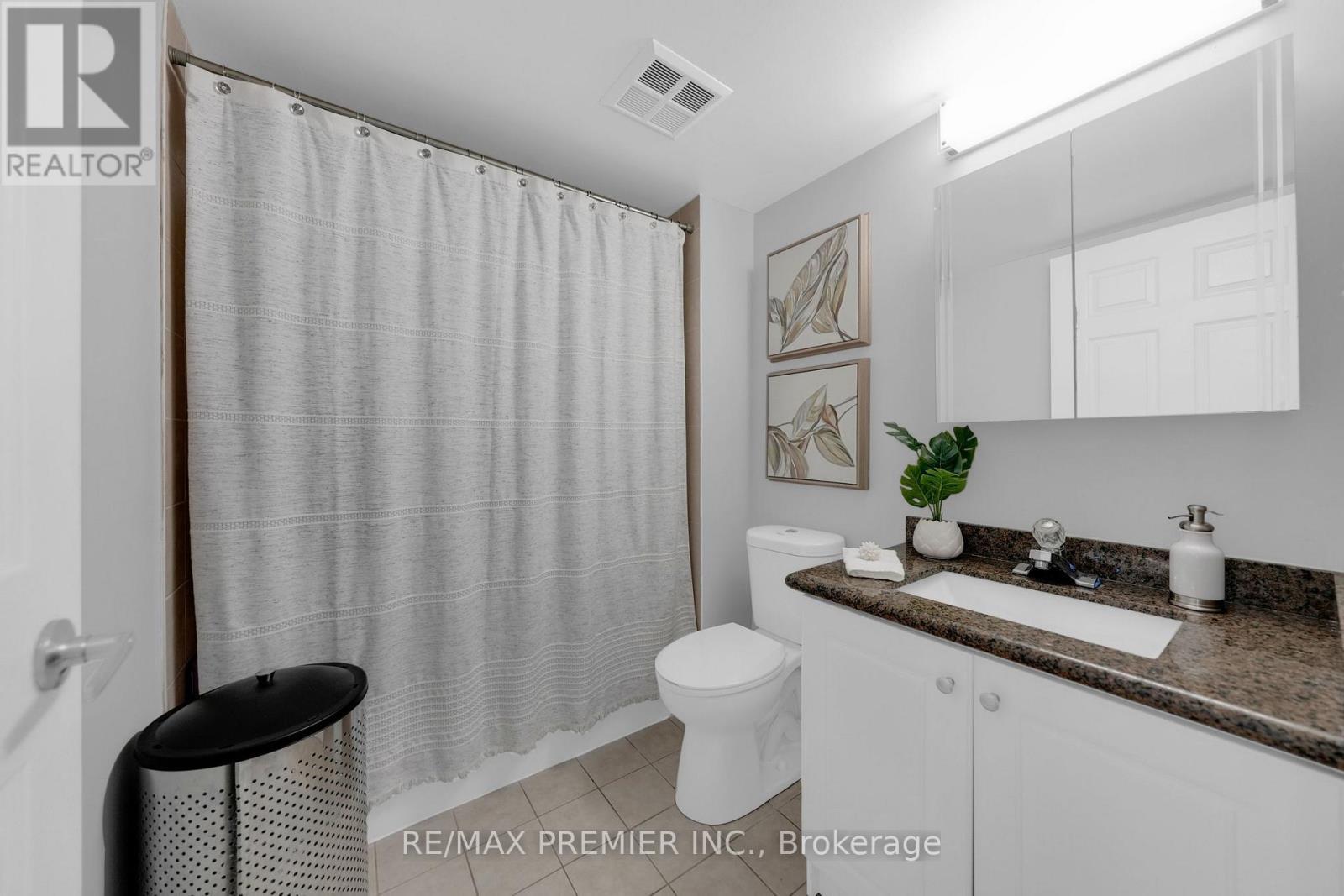 220 - 51 Baffin Court, Richmond Hill, ON - Indoor Photo Showing Bathroom