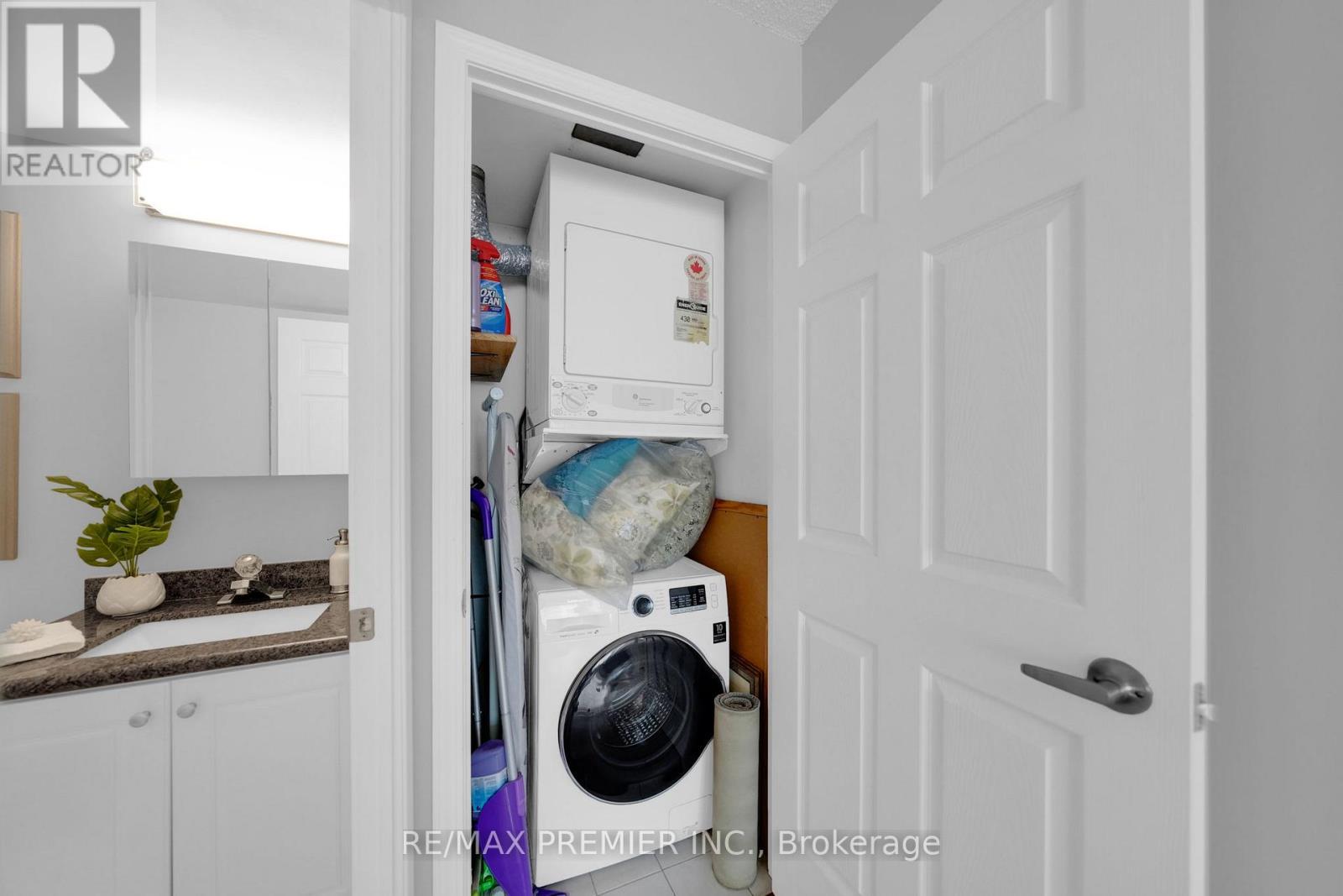 220 - 51 Baffin Court, Richmond Hill, ON - Indoor Photo Showing Laundry Room