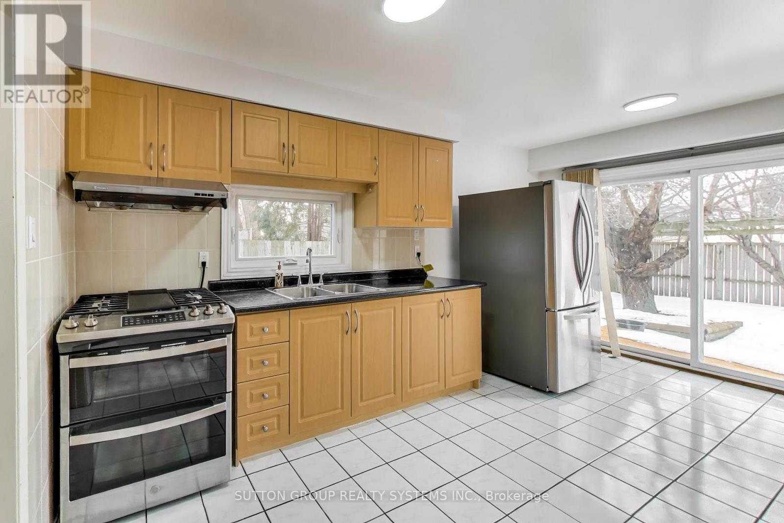 2662 Canberra Road, Mississauga, ON - Indoor Photo Showing Kitchen With Double Sink