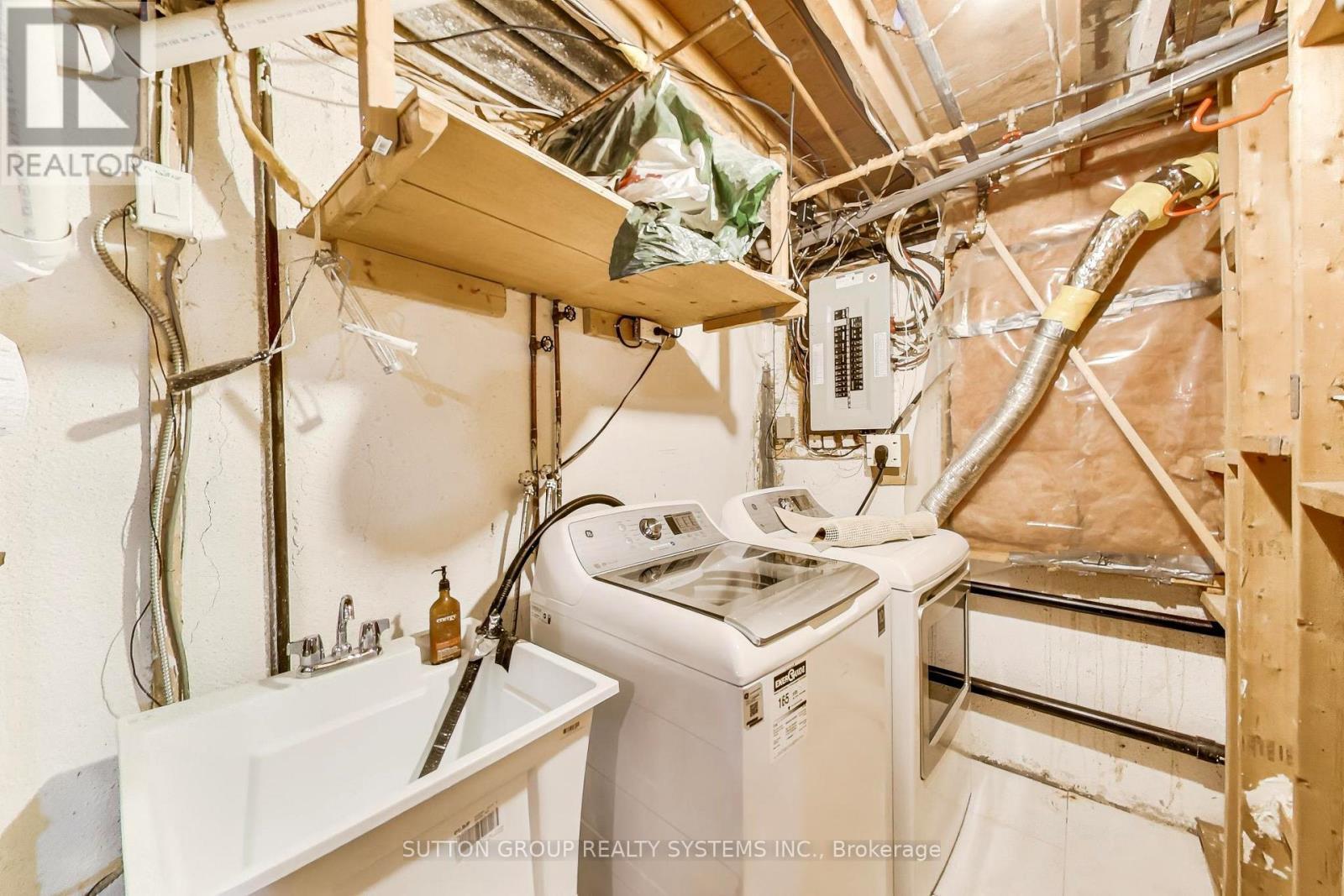 2662 Canberra Road, Mississauga, ON - Indoor Photo Showing Laundry Room