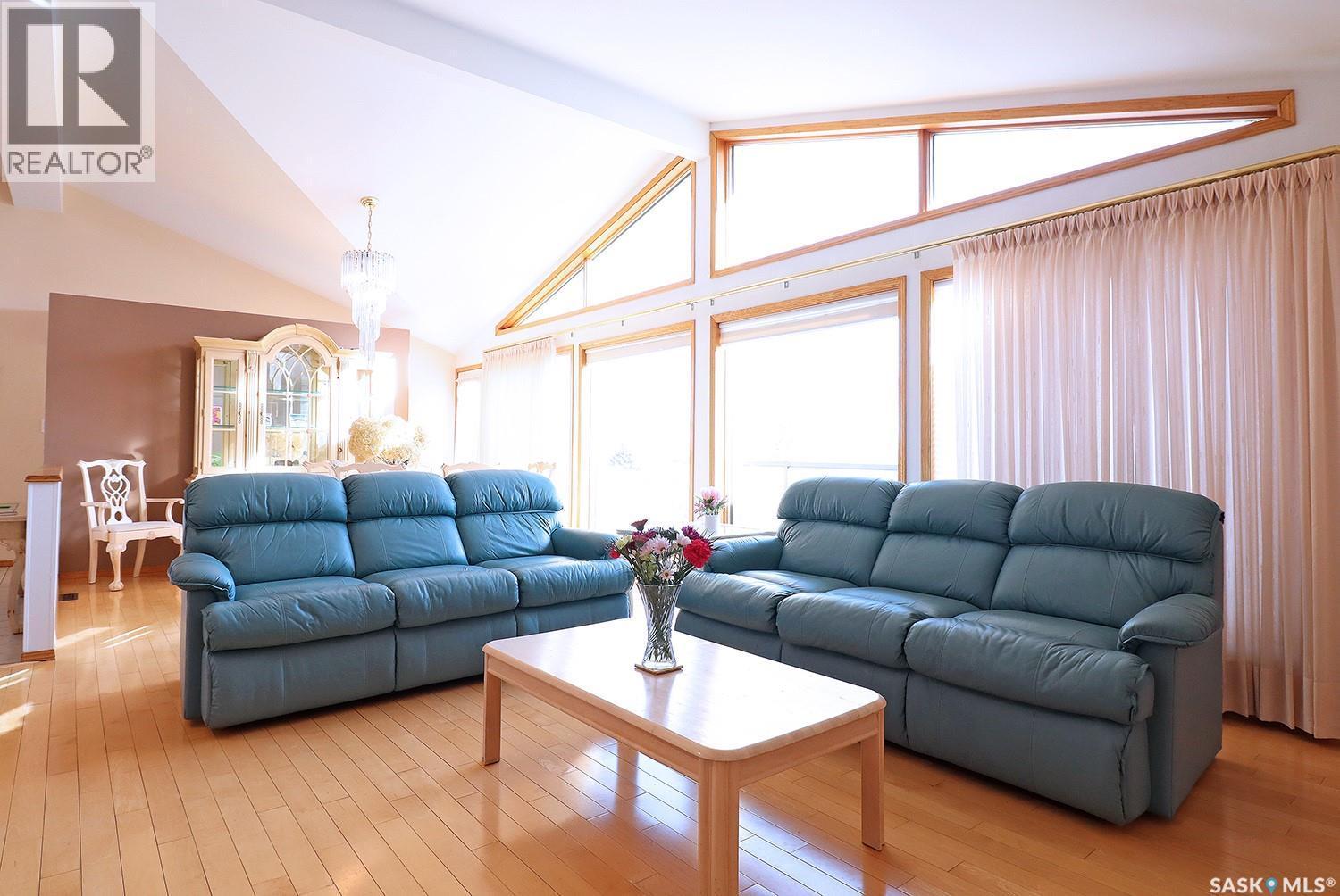 110 Logan Crescent E, Yorkton, SK - Indoor Photo Showing Living Room