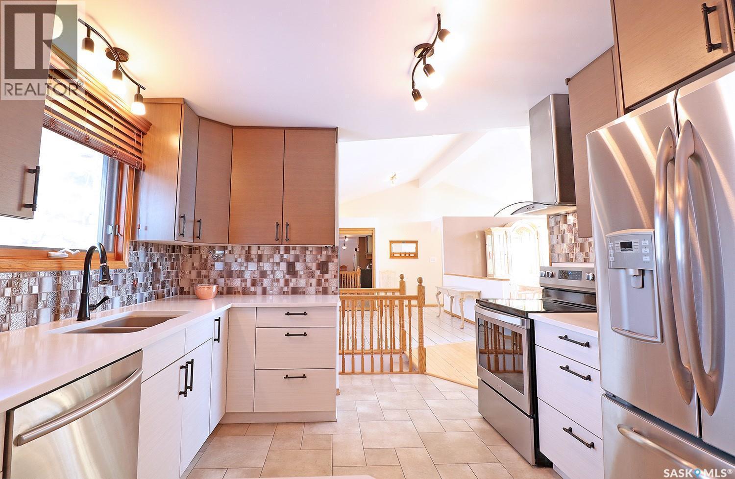 110 Logan Crescent E, Yorkton, SK - Indoor Photo Showing Kitchen With Double Sink