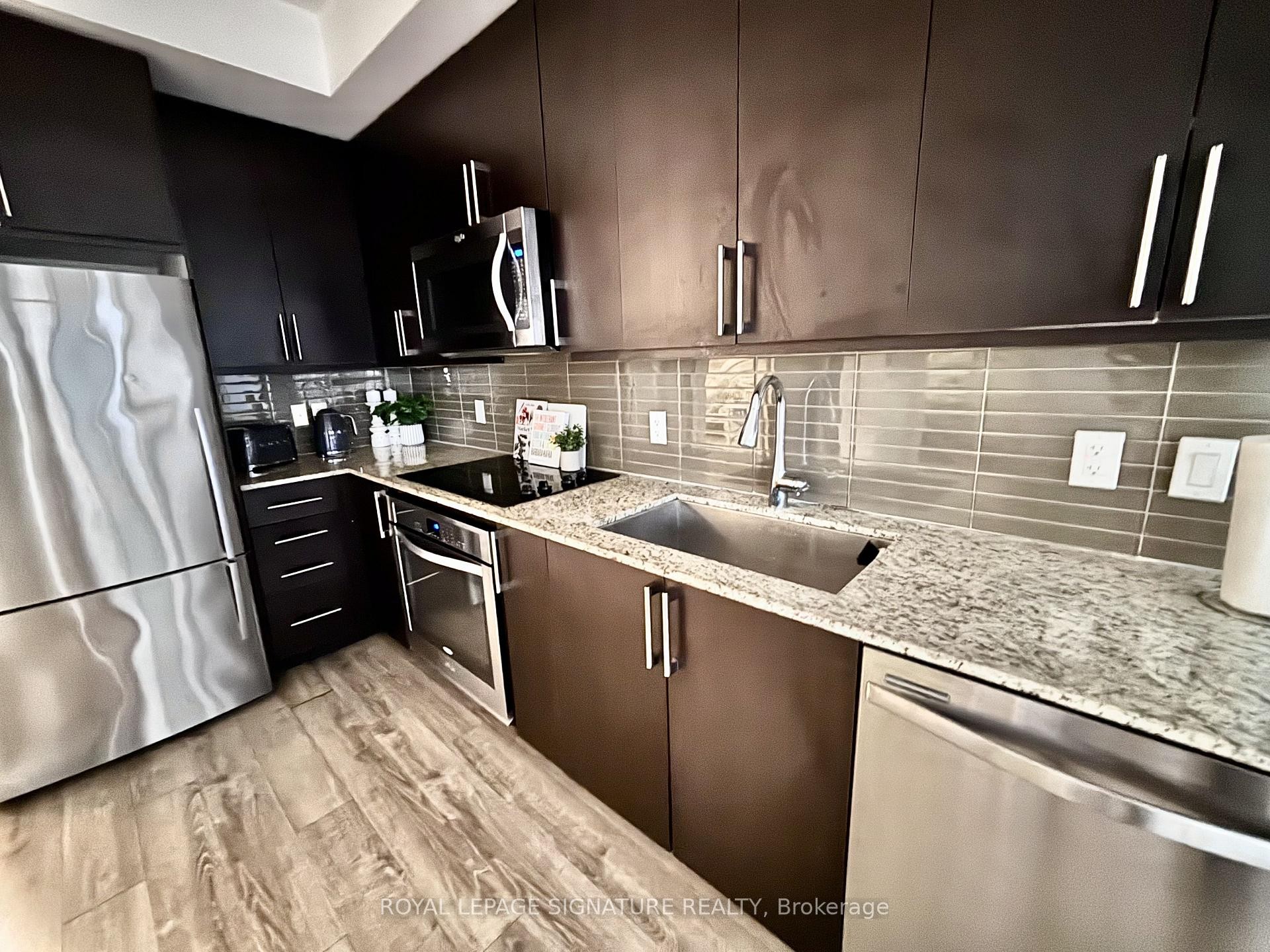 710-9600 Yonge Street, Richmond Hill, ON - Indoor Photo Showing Kitchen With Upgraded Kitchen