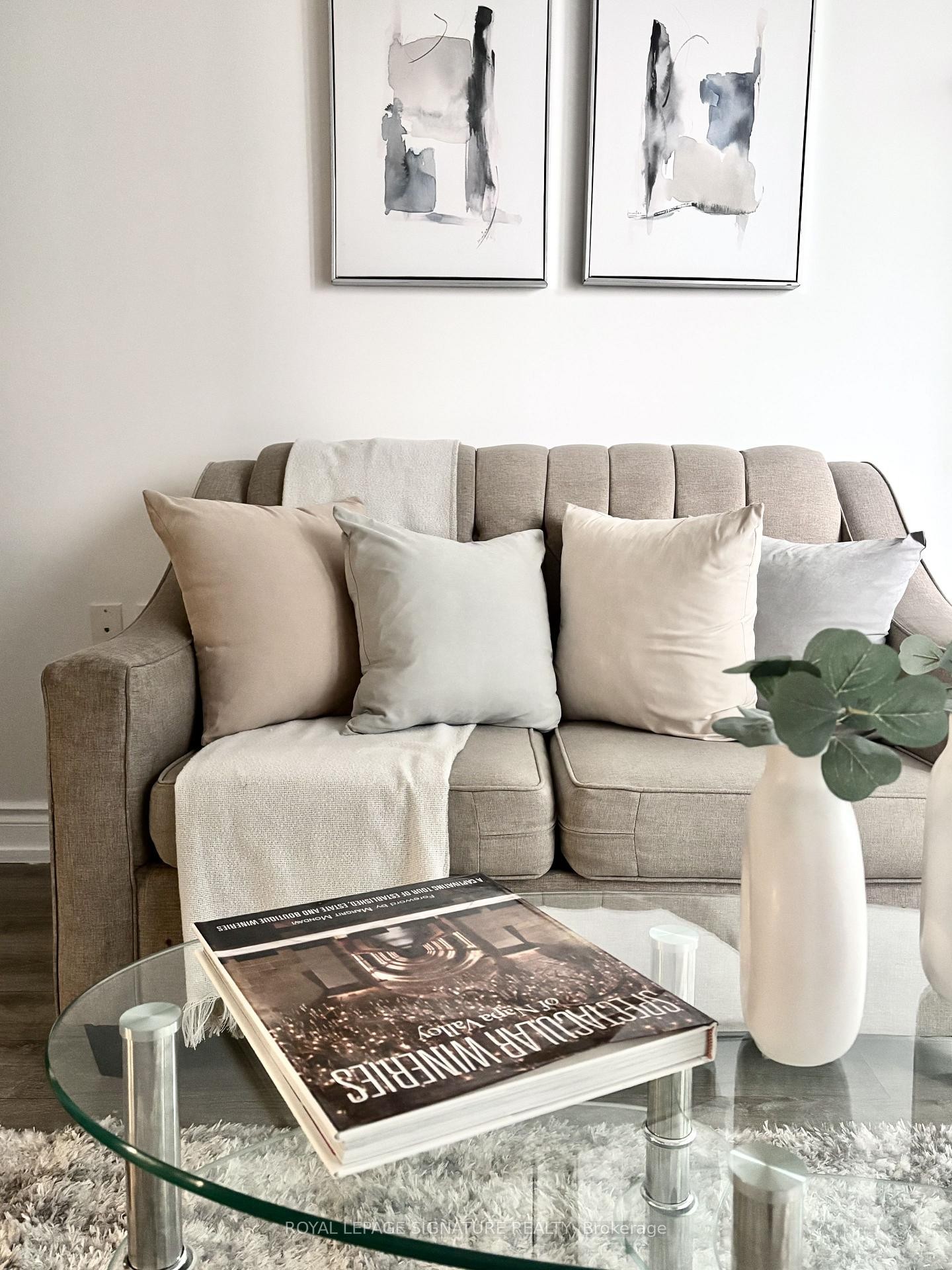 710-9600 Yonge Street, Richmond Hill, ON - Indoor Photo Showing Living Room