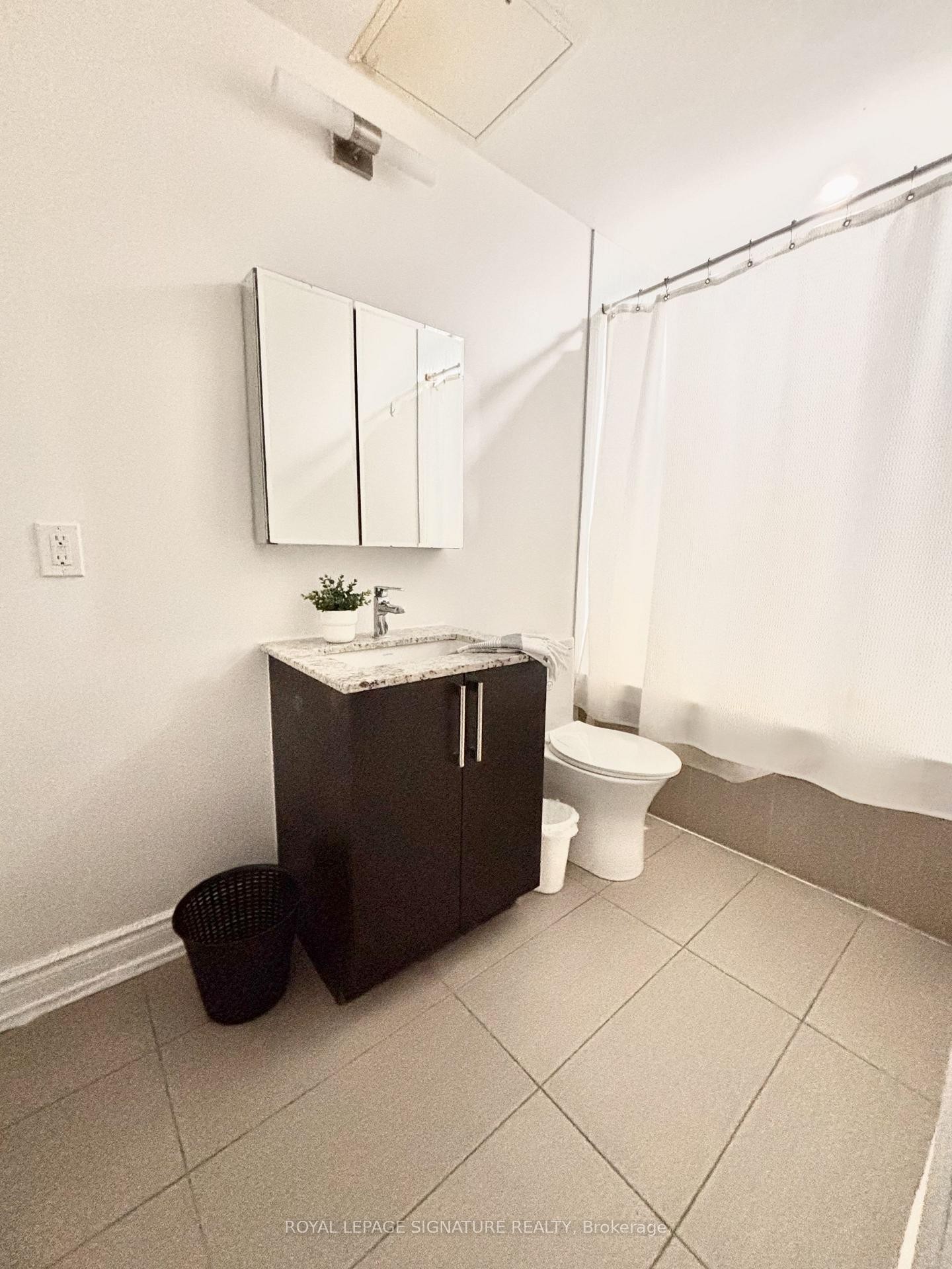 710-9600 Yonge Street, Richmond Hill, ON - Indoor Photo Showing Bathroom