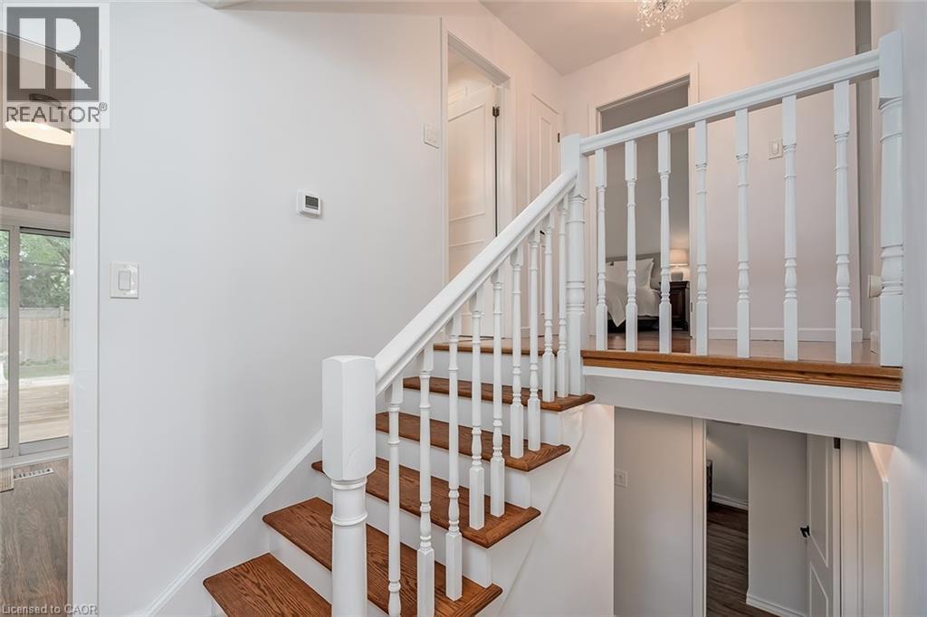 406 Oakwood Drive, Burlington, ON - Indoor Photo Showing Other Room