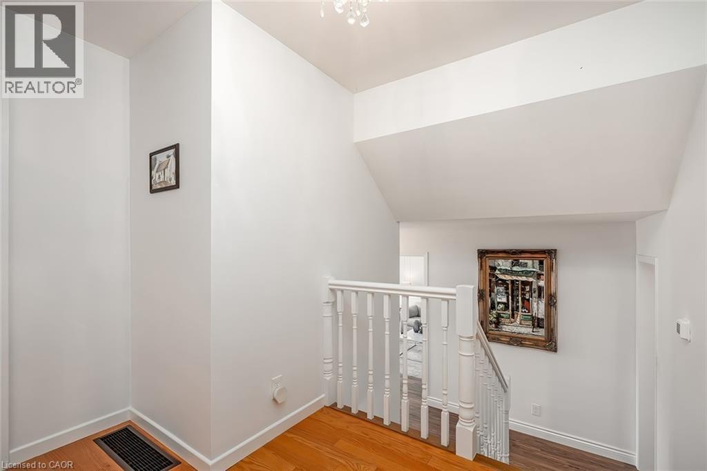406 Oakwood Drive, Burlington, ON - Indoor Photo Showing Other Room