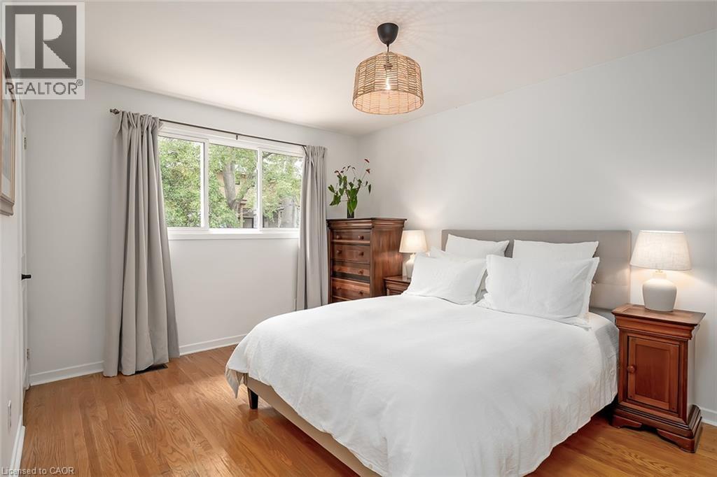 406 Oakwood Drive, Burlington, ON - Indoor Photo Showing Bedroom