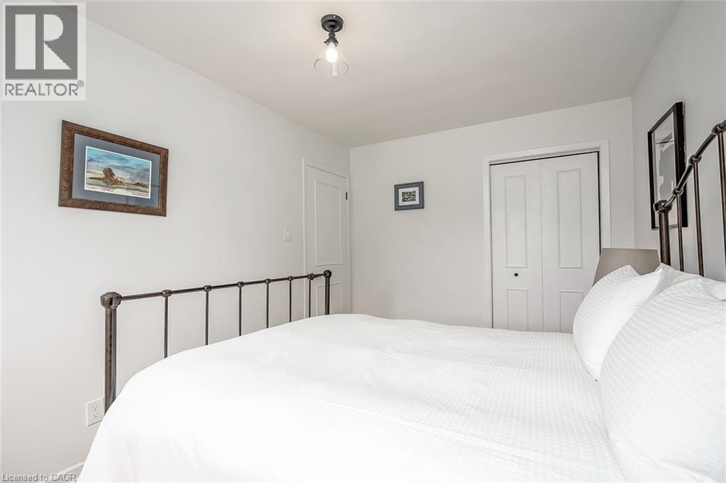 406 Oakwood Drive, Burlington, ON - Indoor Photo Showing Bedroom