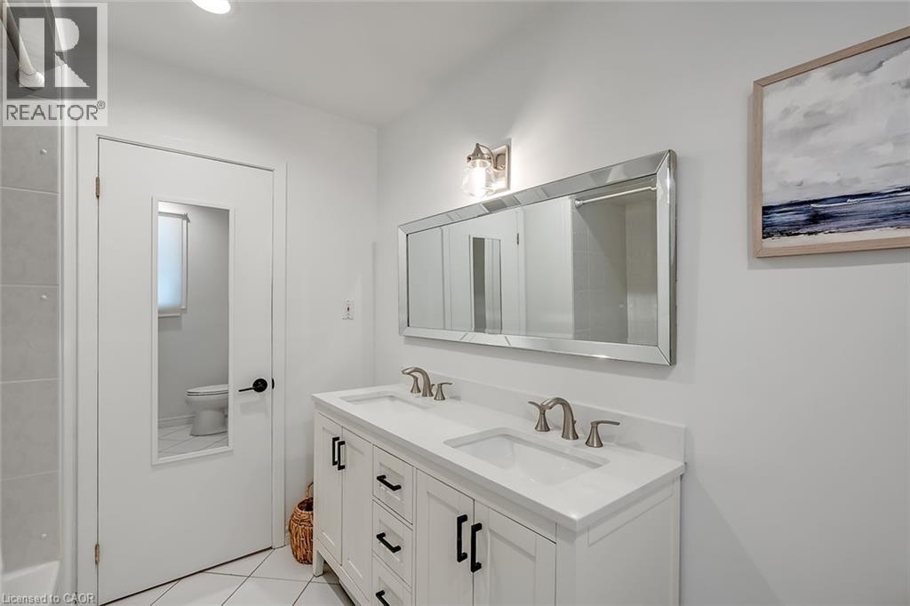 406 Oakwood Drive, Burlington, ON - Indoor Photo Showing Bathroom