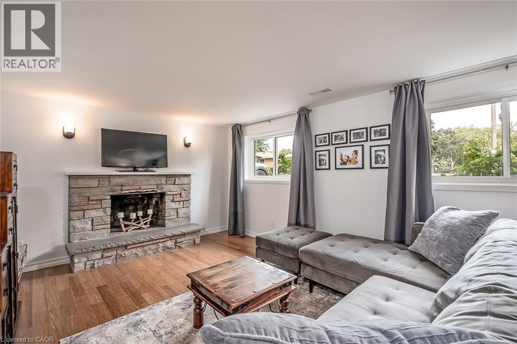 406 Oakwood Drive, Burlington, ON - Indoor Photo Showing Living Room With Fireplace