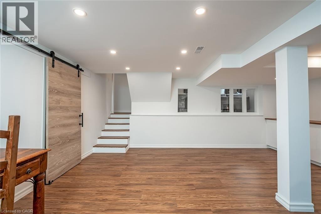 406 Oakwood Drive, Burlington, ON - Indoor Photo Showing Other Room