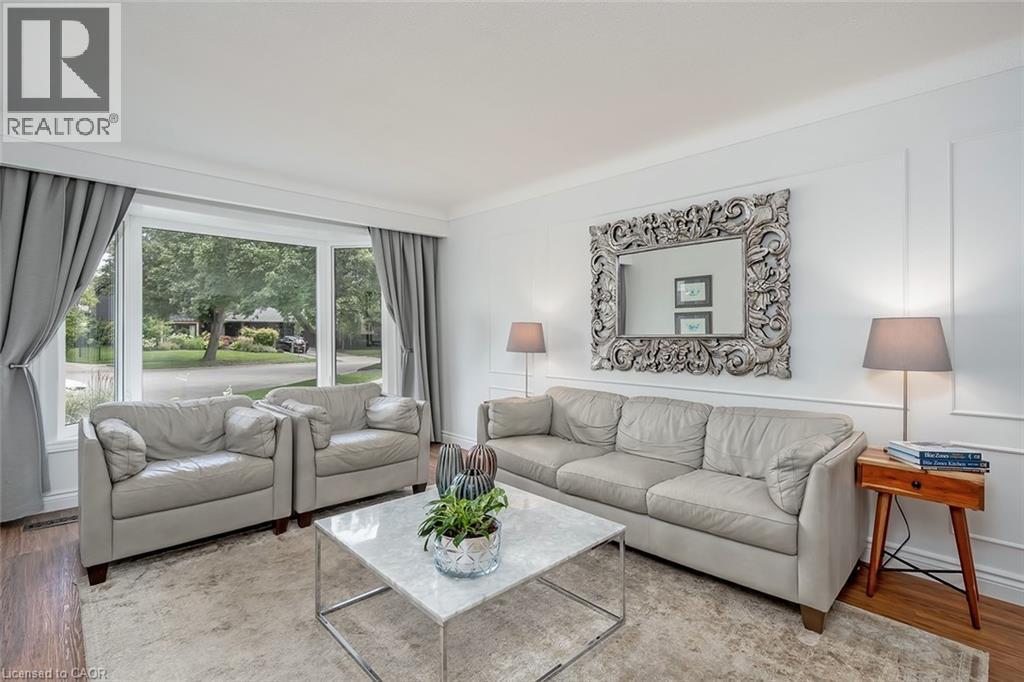 406 Oakwood Drive, Burlington, ON - Indoor Photo Showing Living Room
