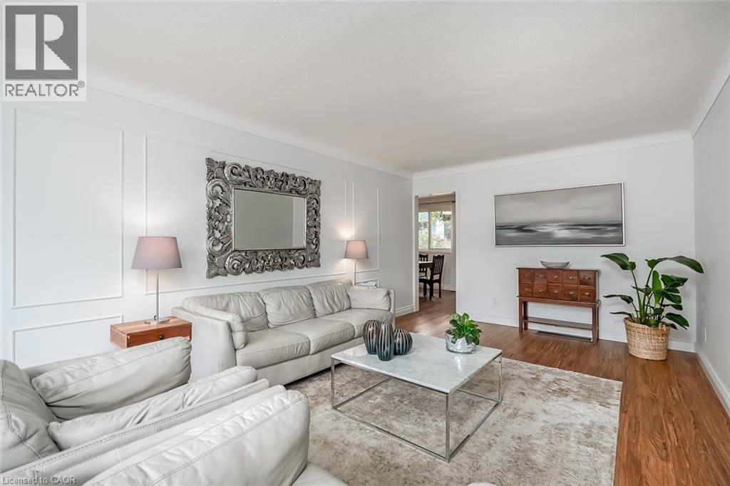 406 Oakwood Drive, Burlington, ON - Indoor Photo Showing Living Room
