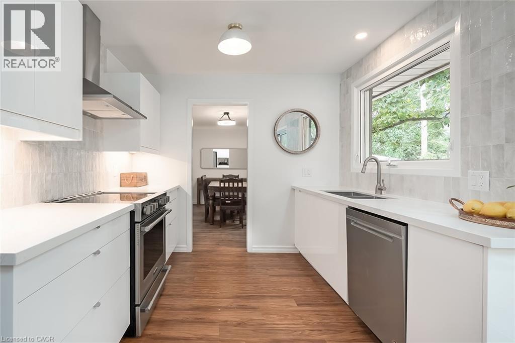406 Oakwood Drive, Burlington, ON - Indoor Photo Showing Kitchen With Upgraded Kitchen