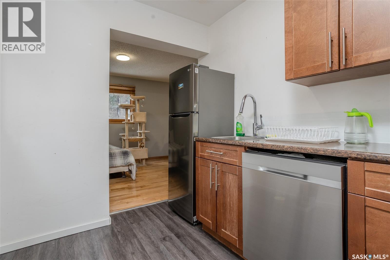 60 Clark Crescent, Saskatoon, SK - Indoor Photo Showing Kitchen