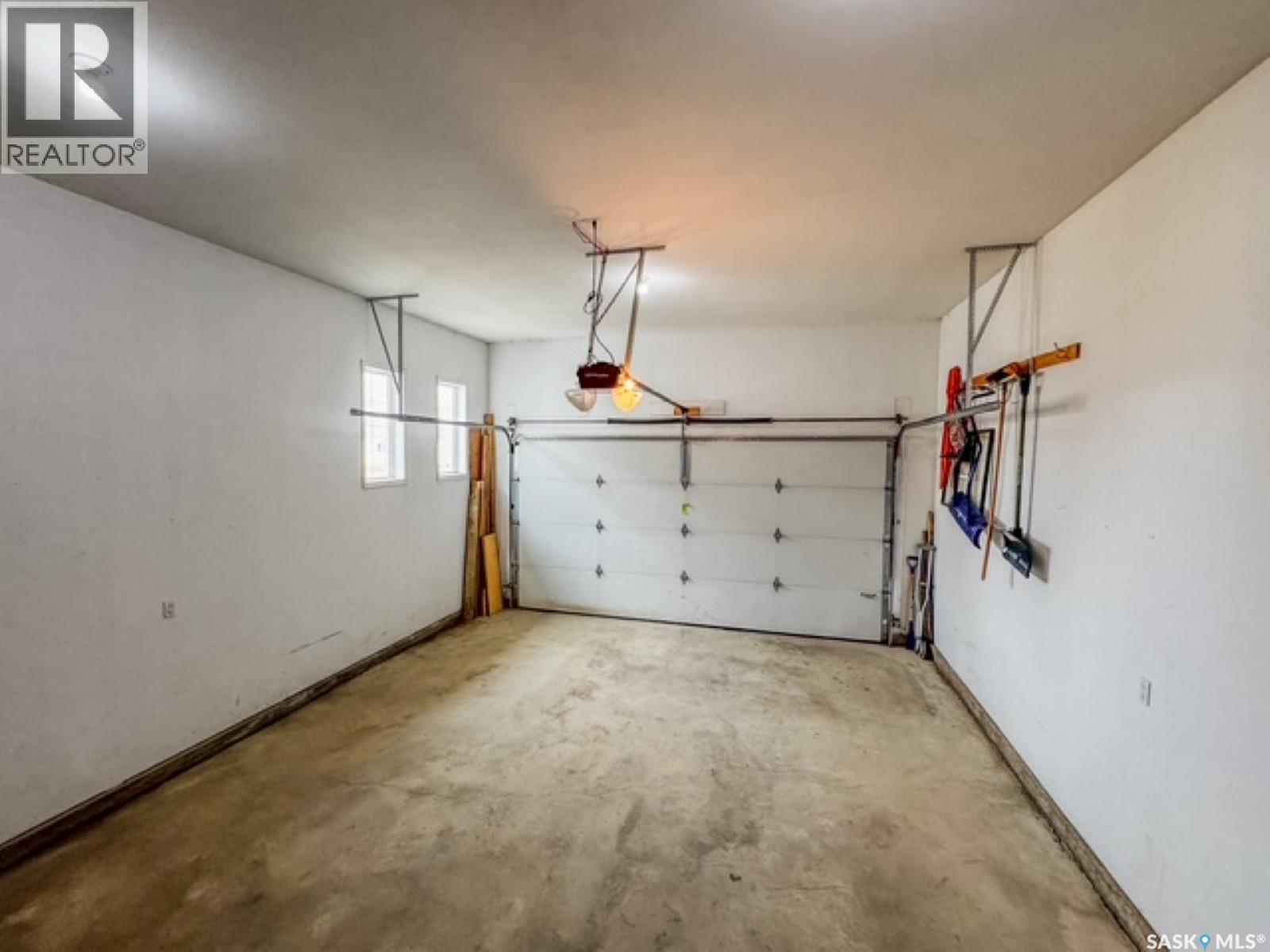 520 Palliser Drive, Swift Current, SK - Indoor Photo Showing Garage